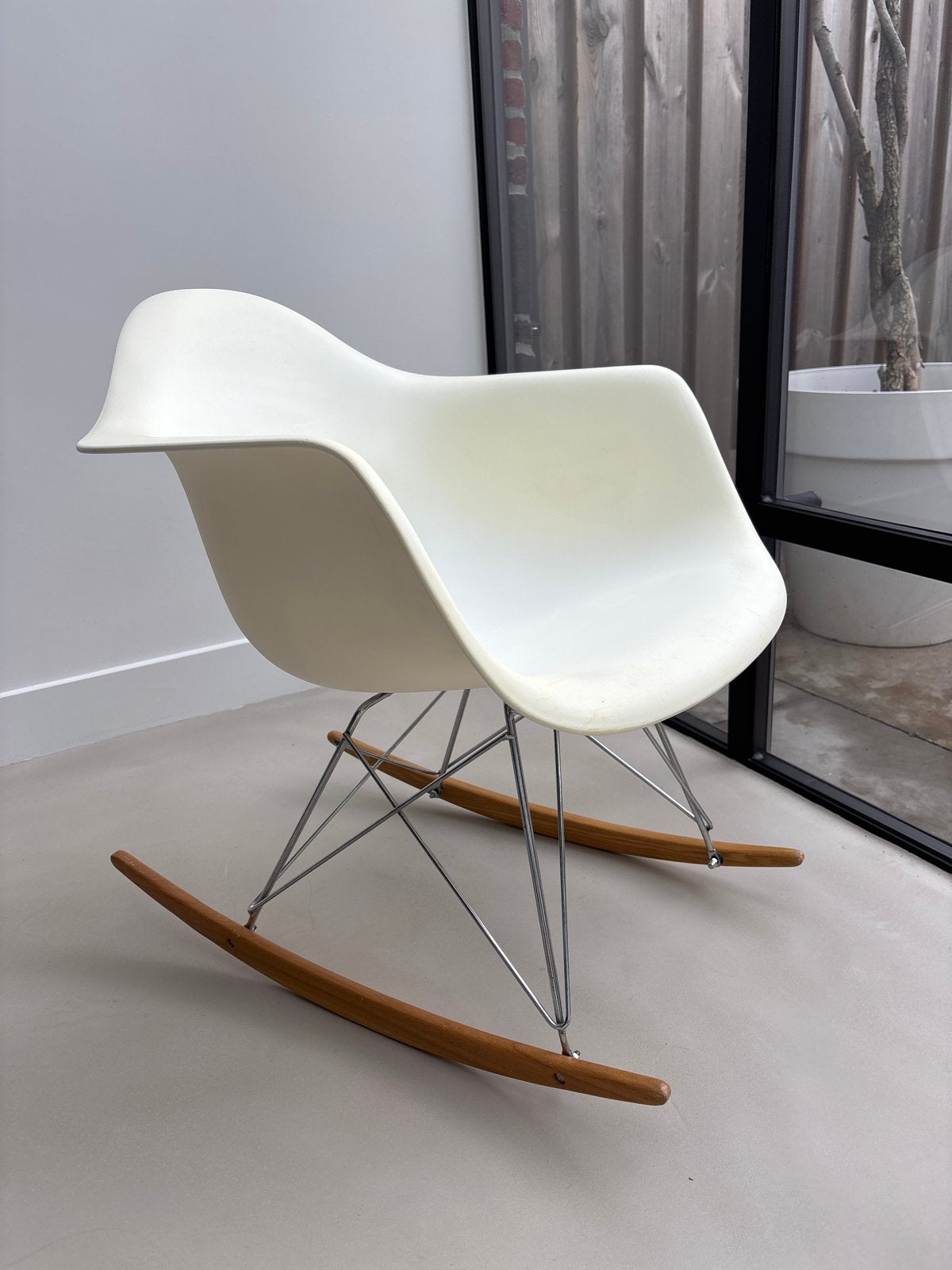 Schommelstoel met verkleuring - DIY project, Huis en Inrichting, Stoelen, Ophalen, Kunststof, Gebruikt, Wit