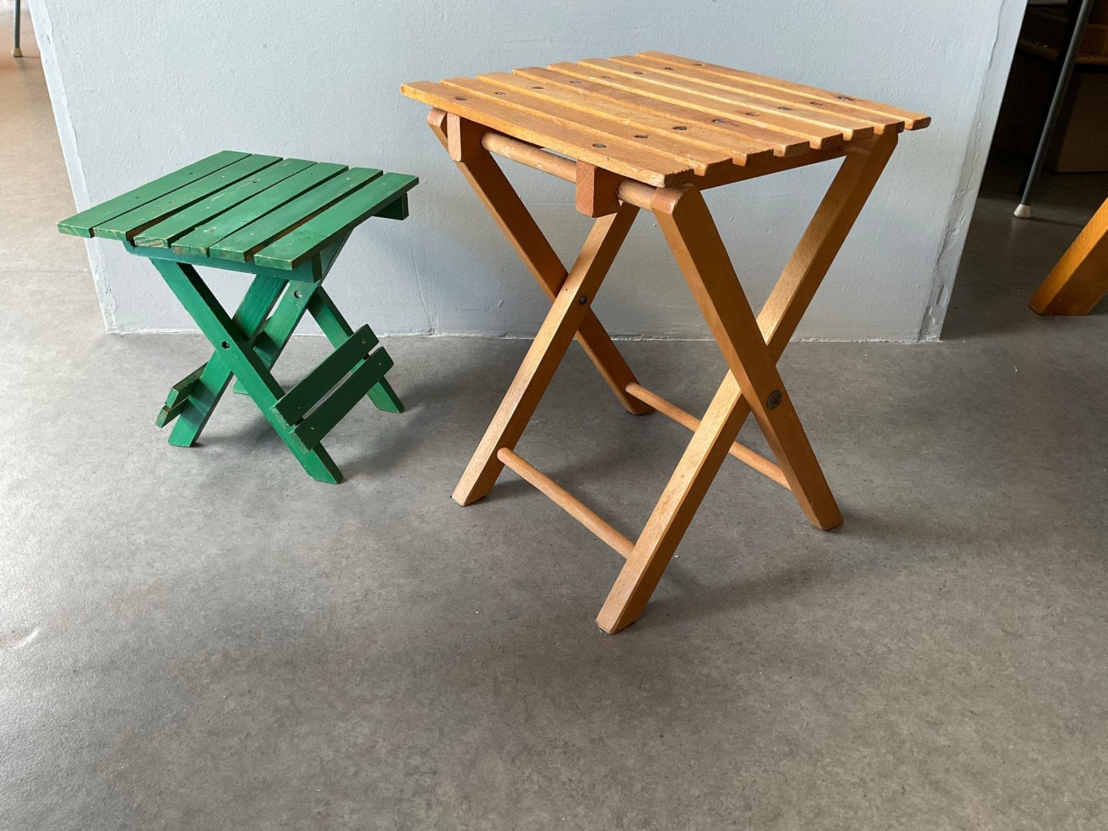 Vintage beukenhouten inklapbare plantentafeltjes (set van 2), Antiek en Kunst, Antiek | Meubels | Tafels, Ophalen of Verzenden