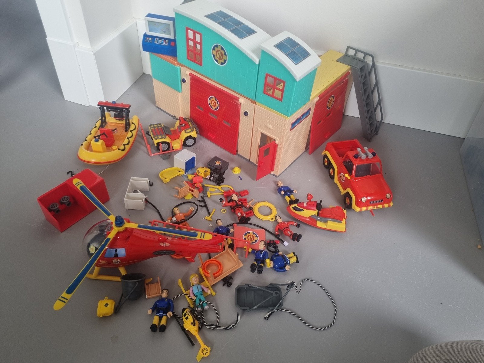 Grote Brandweer Sam Set Kazerne Voertuigen Poppetjes & Extra, Ophalen of Verzenden, Gebruikt