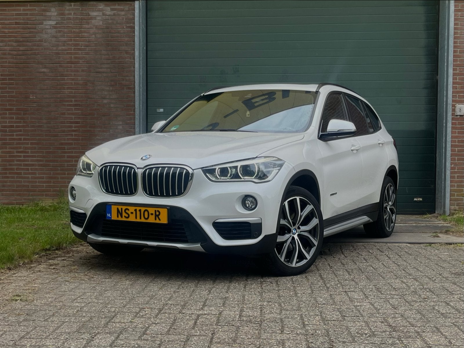 BMW X1 sDrive18i AUT 2017 Wit High Executive, Auto's, BMW, Particulier, X1, ABS, Achteruitrijcamera, Airbags, Airconditioning