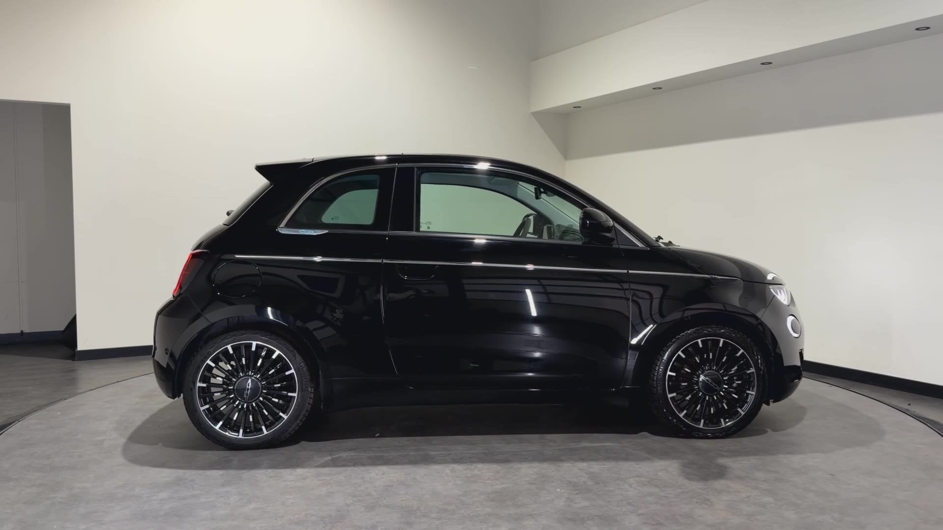 Fiat 500 La Prima 42 kWh | Luxe Leder | ACC | Keyless | SOH, Auto's, Gebruikt, Met garantie (alle), 4 stoelen, Zwart