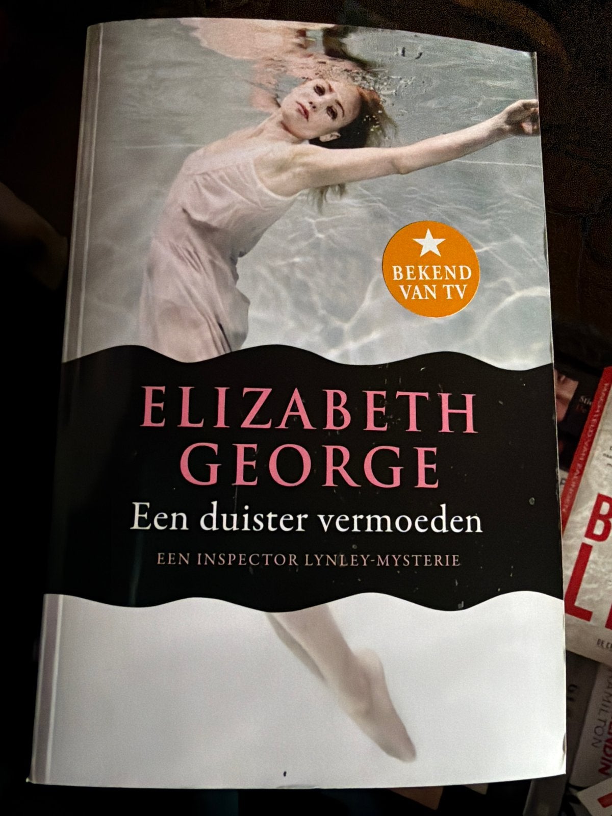 Z4.  Elizabeth George - Een duister vermoeden, Boeken, Ophalen of Verzenden, Zo goed als nieuw, Elizabeth George
