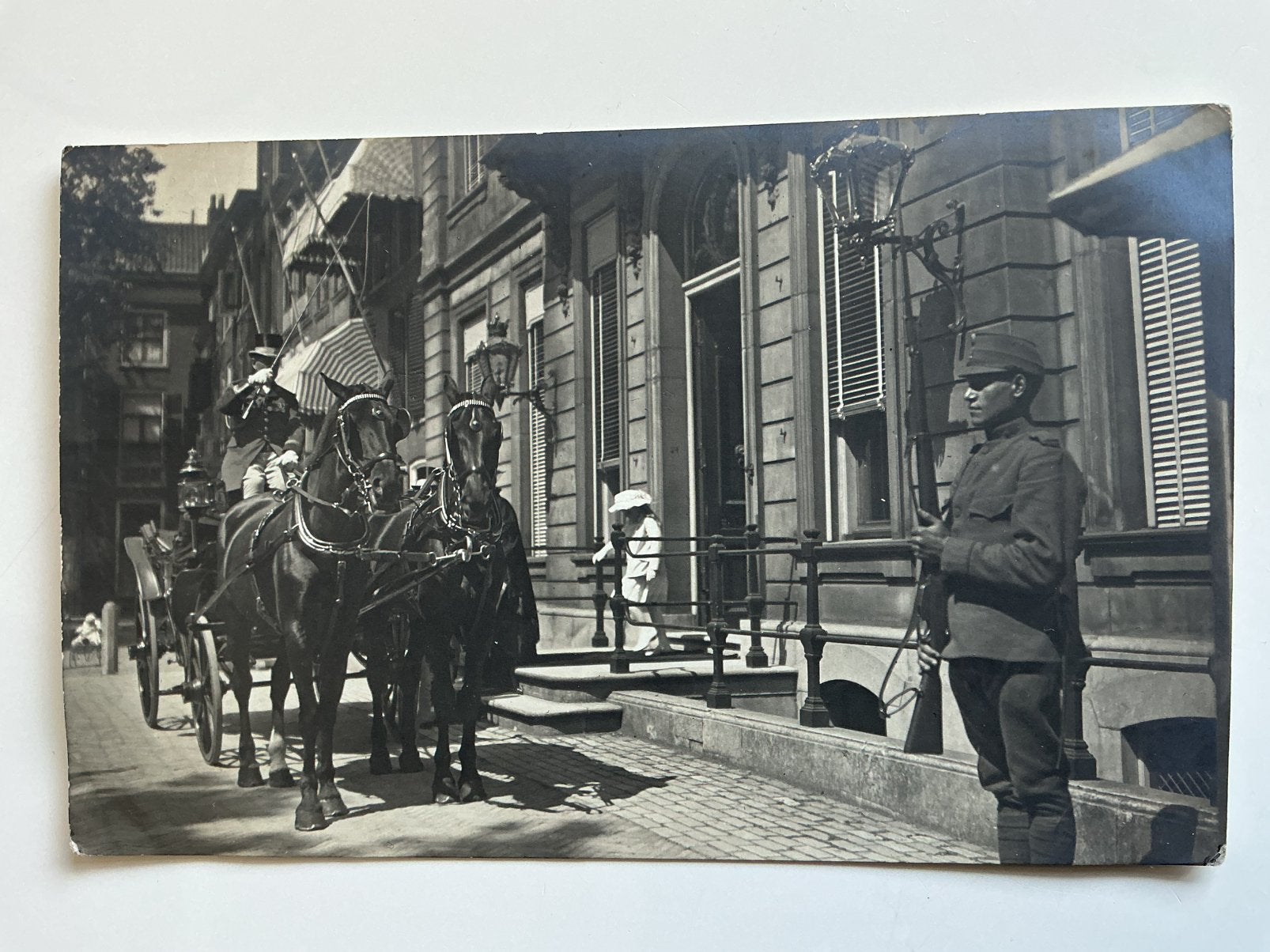 Den Haag fotokaart paleis Voorhout koets militair Juliana, Ophalen, Voor 1920, Zuid-Holland