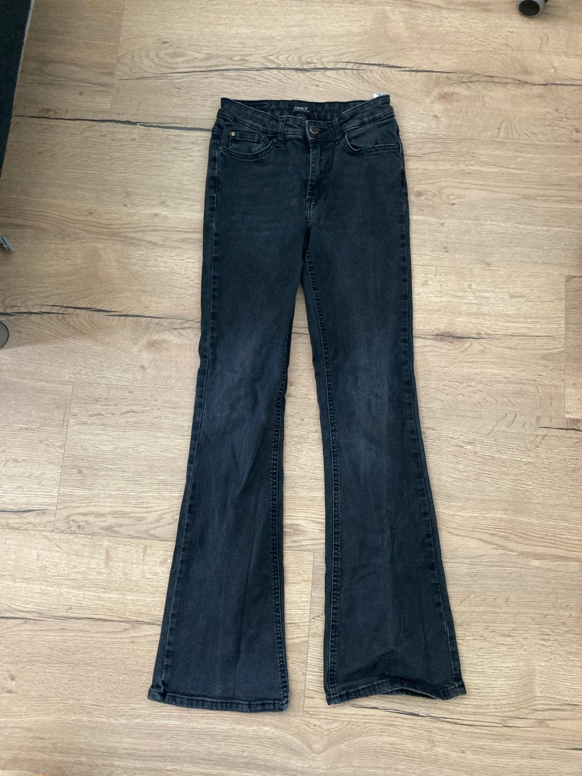 Only zwarte flared jeans - S (confectie 32) zgan, Ophalen of Verzenden, Zo goed als nieuw, Zwart, W27 (confectie 34) of kleiner