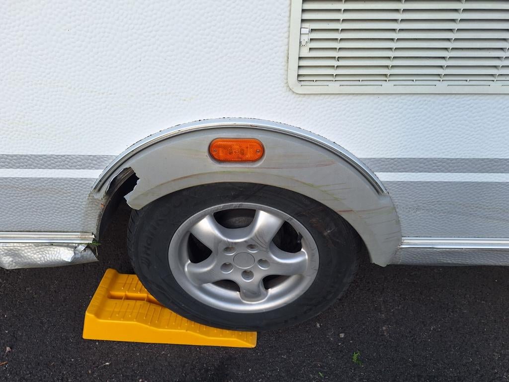 Gezocht: Spatbord voor Wilk S4 Caravan (2008), Caravans en Kamperen, Ophalen of Verzenden