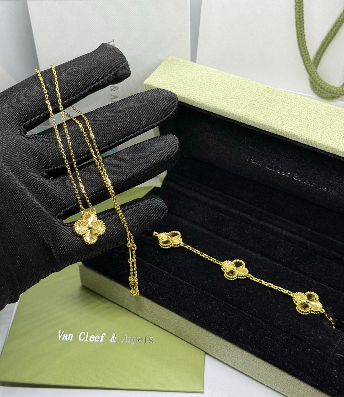 Van Cleef & Arpels Set ( Armband+Ketting), Ophalen of Verzenden, Zo goed als nieuw, Goud