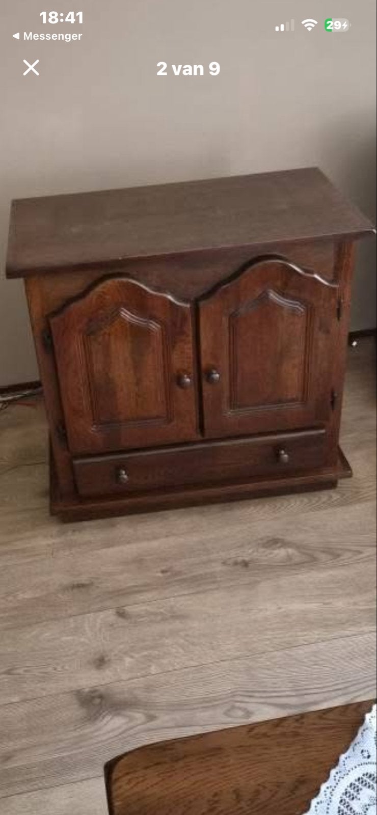 Kleine houten kast met twee deuren en lade, Ophalen