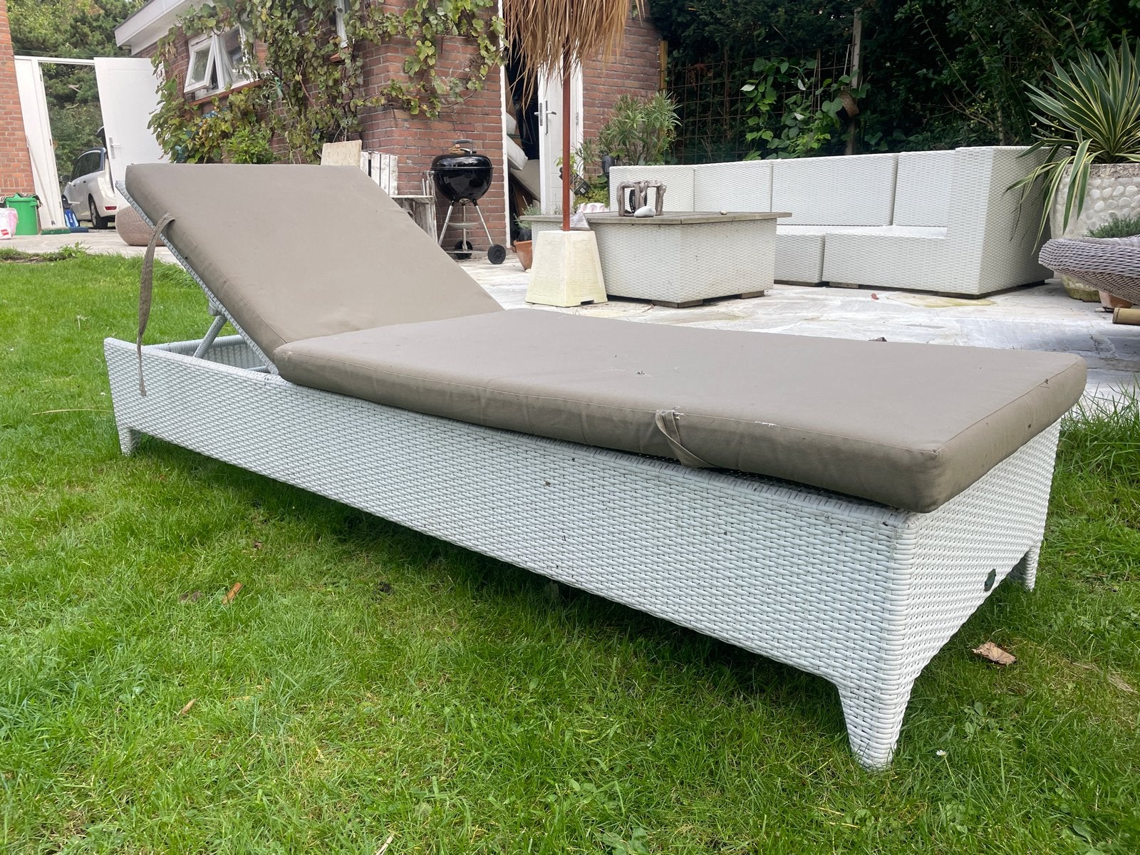 Witte Wicker Ligbed met Verstelbare Rugleuning, Ophalen, Zo goed als nieuw, Wicker, Verstelbaar