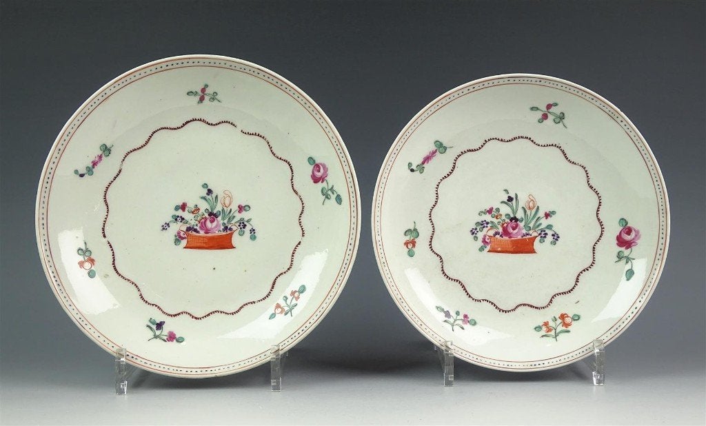 2 chinees porseleinen borden met bloemenmand decor, 18e eeuw, Antiek en Kunst, Ophalen of Verzenden