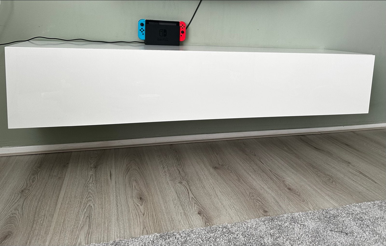 Hangend wit tv-meubel met klep en drie vakken, Ophalen, 150 tot 200 cm, Zo goed als nieuw, Minder dan 100 cm