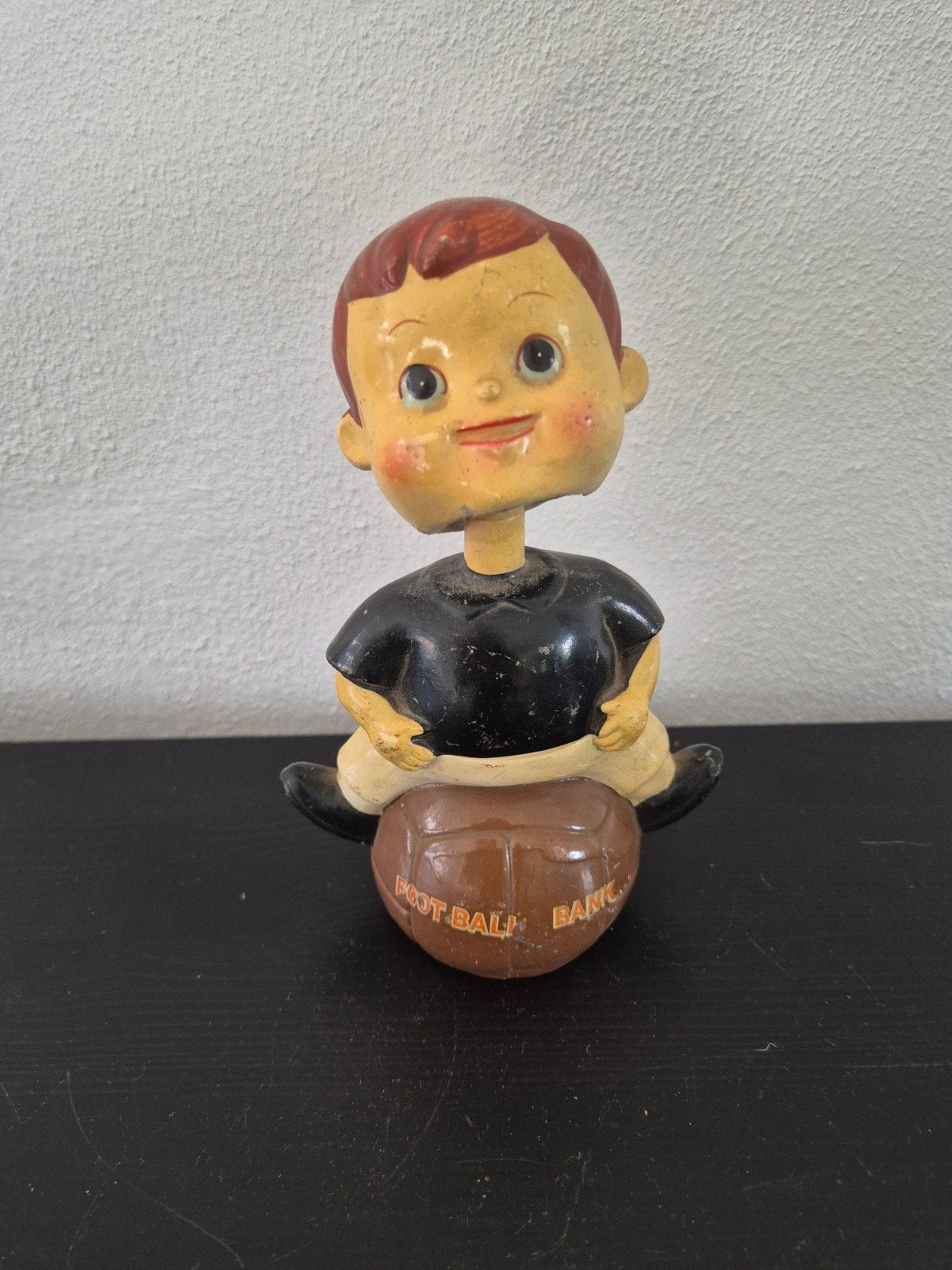 Vintage Bobblehead Voetbal Spaarpot - Jongen op Voetbal, Verzamelen, Ophalen of Verzenden, Gebruikt, Steen, Aardewerk of Keramiek
