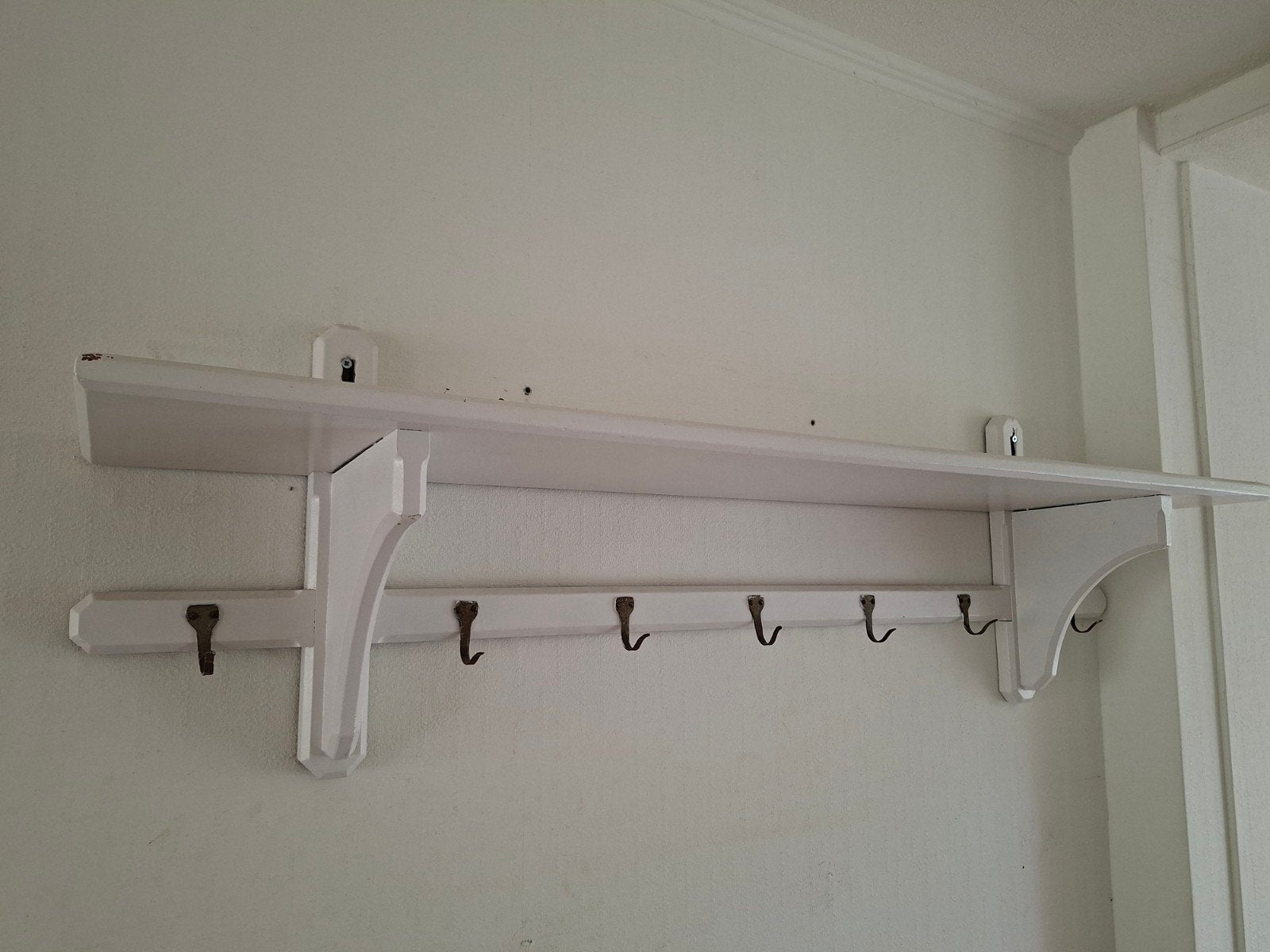 Wit brocante wandrek met haken - 140 cm lang, Huis en Inrichting, Ophalen