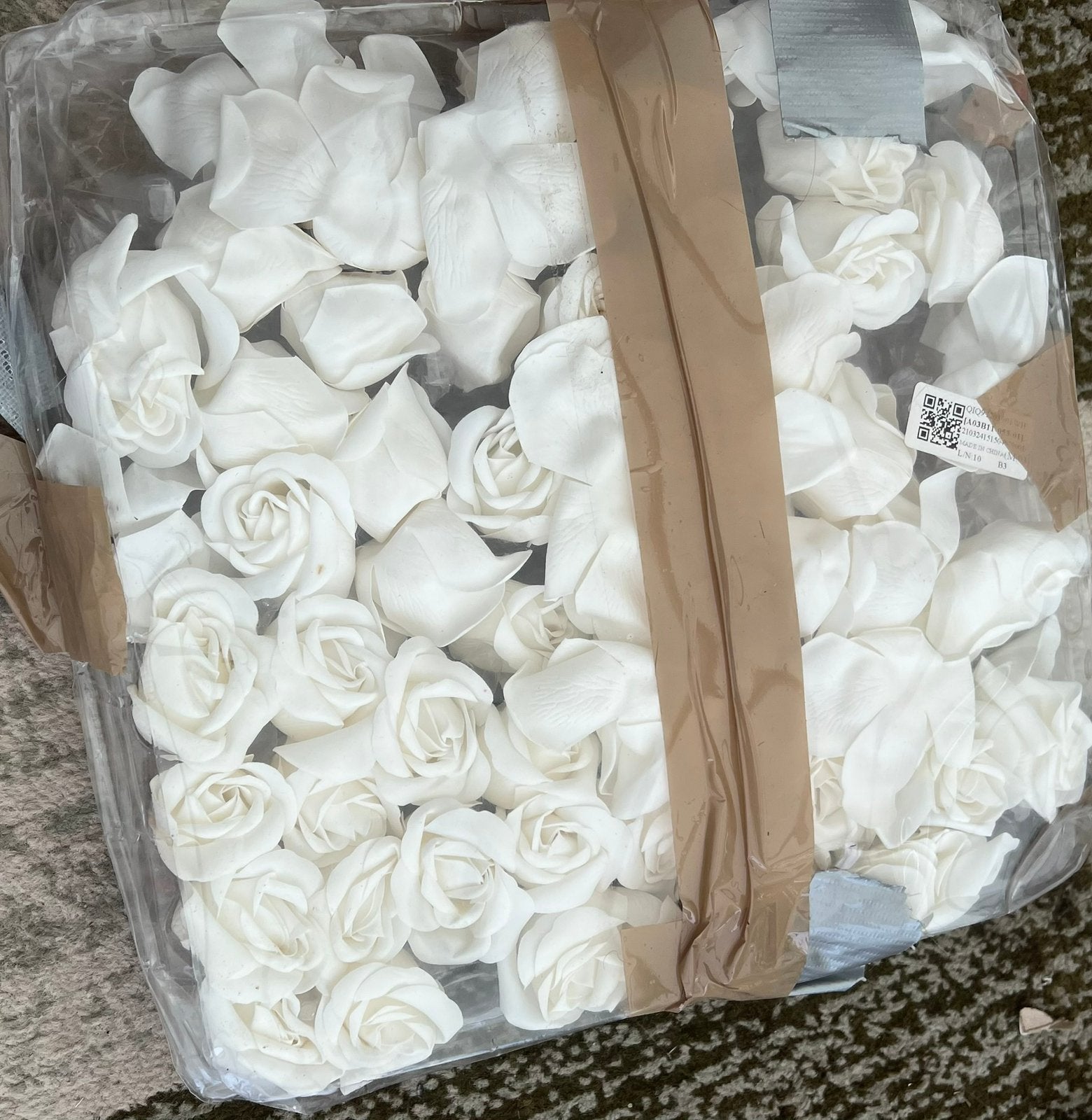 Witte foam roosjes en blaadjes voor decoratie ( nieuw), Ophalen of Verzenden, Nieuw