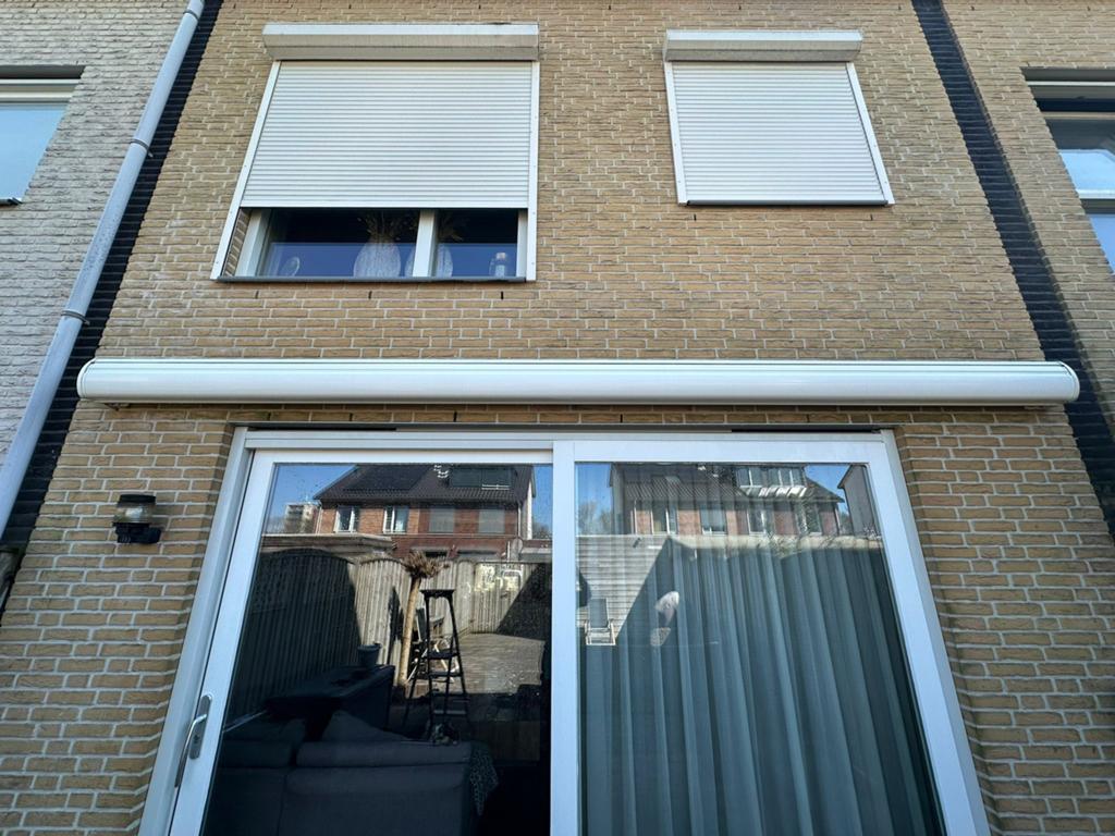 Gezocht klusser voor plaatsen zonnescherm, Tuin en Terras, Zonneschermen, Ophalen, Zo goed als nieuw, Knikarmscherm