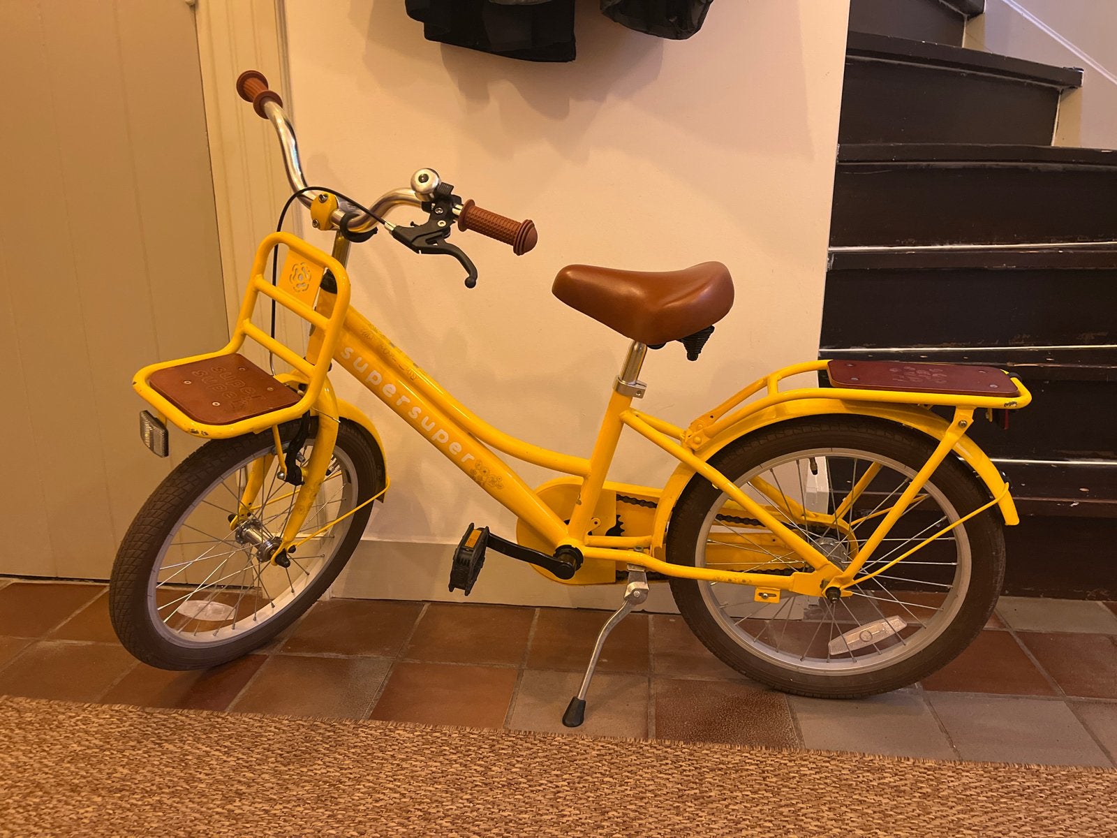 SuperSuper kinderfiets 27,5 inch - Geel, Fietsen en Brommers, Gebruikt, Velgrem, Handrem, Ophalen