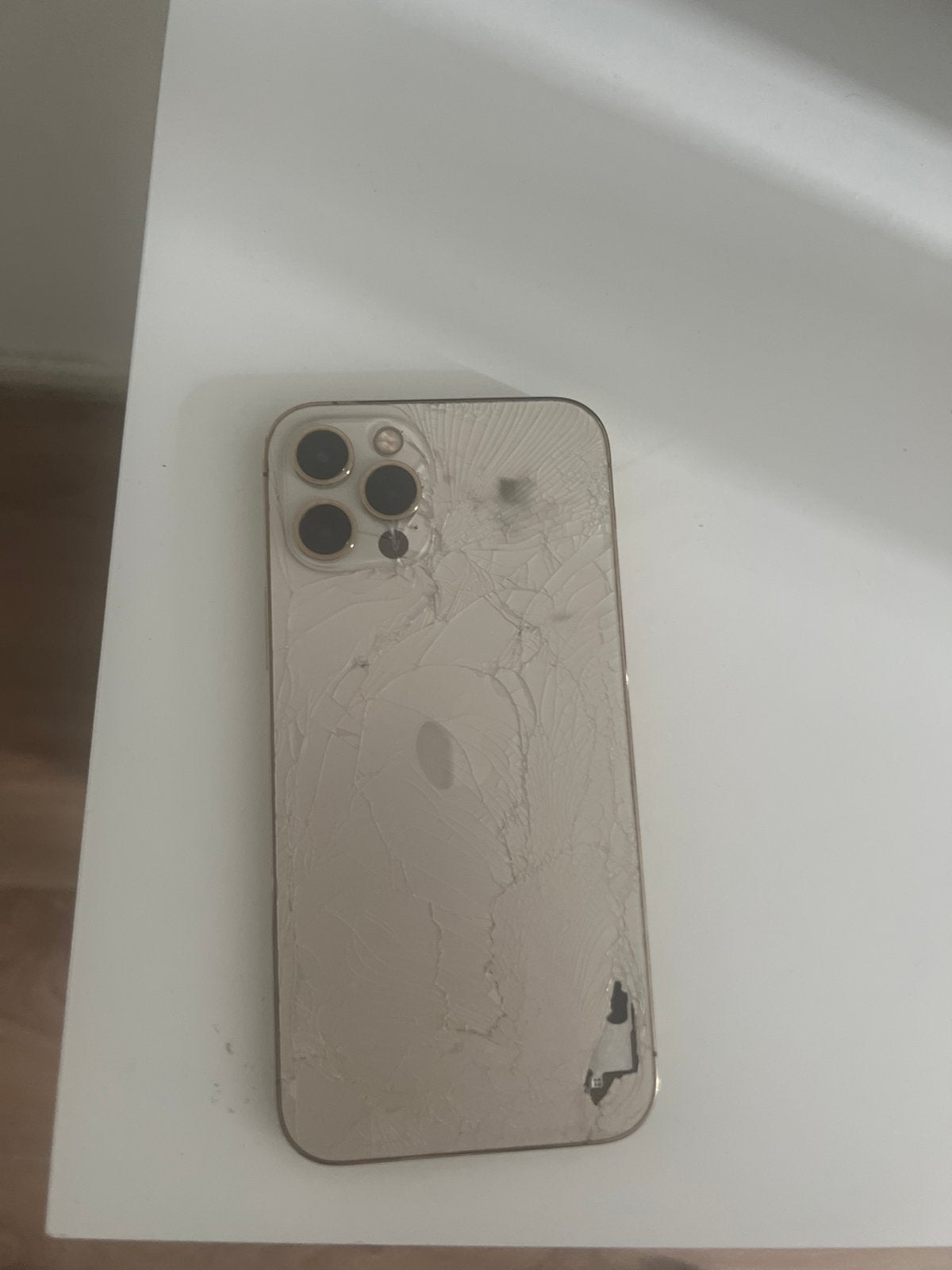 iPhone 12 Pro Max - Achterkant beschadigd doet het nog goed, Telecommunicatie, Mobiele telefoons | Apple iPhone, Ophalen, Niet werkend