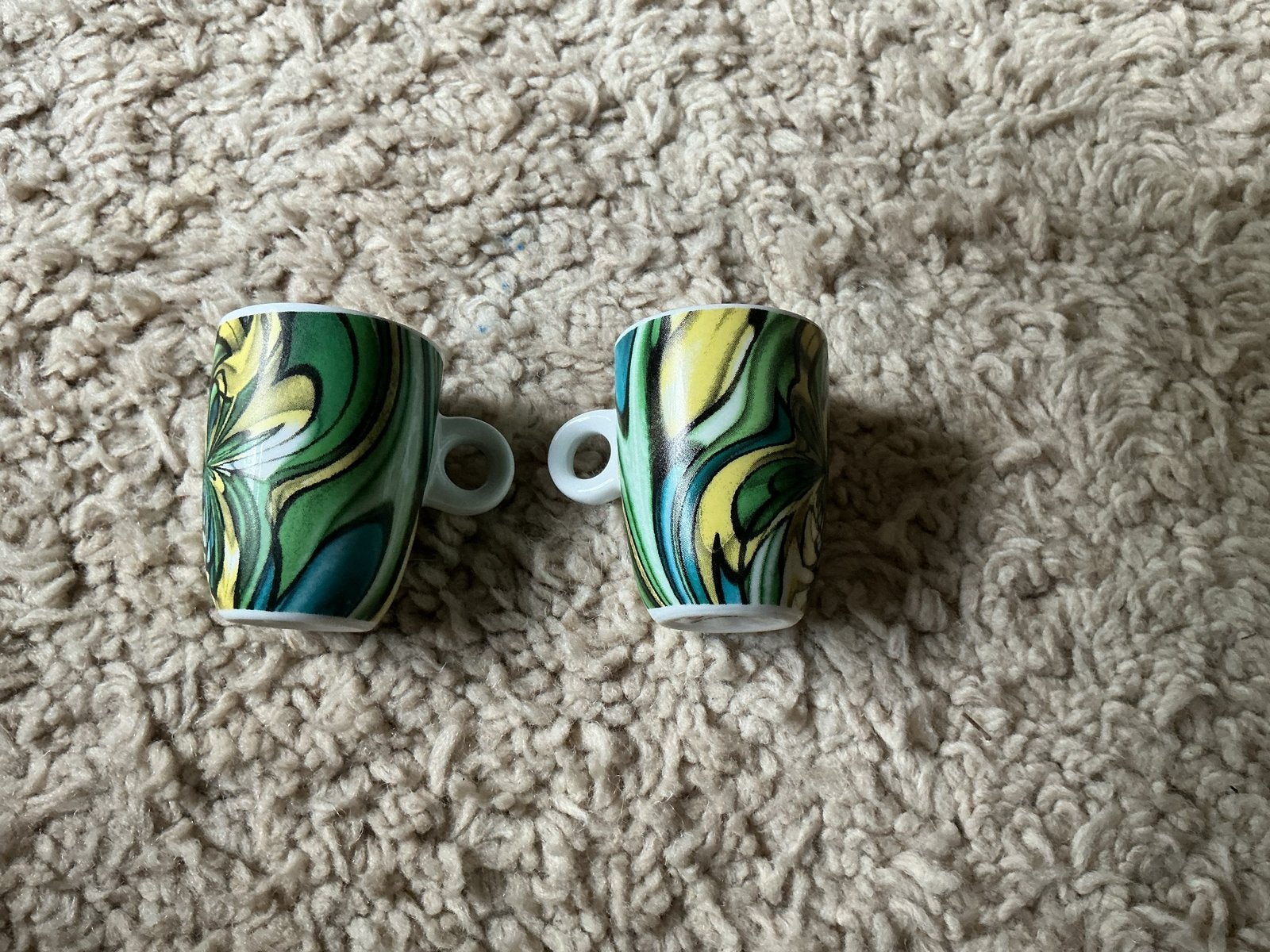 Set van 2 Yong espresso kopjes, groen/geel opbr giro 555, Huis en Inrichting, Overige merken, Keramiek, Ophalen of Verzenden, Zo goed als nieuw