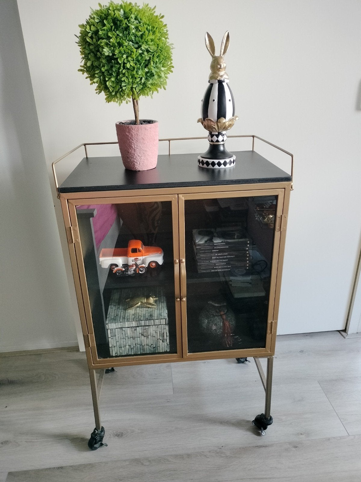 Gouden vitrinekastje op wielen - 94x58x38 cm, Ophalen of Verzenden