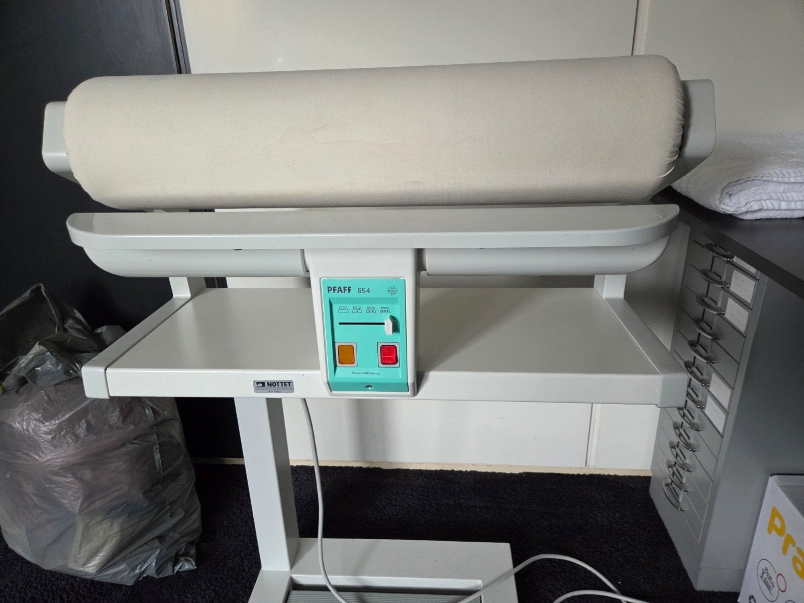 Pfaff 654 Strijkmachine - Perfect voor Strijken, Ophalen, Zo goed als nieuw, Strijkijzer met snoer