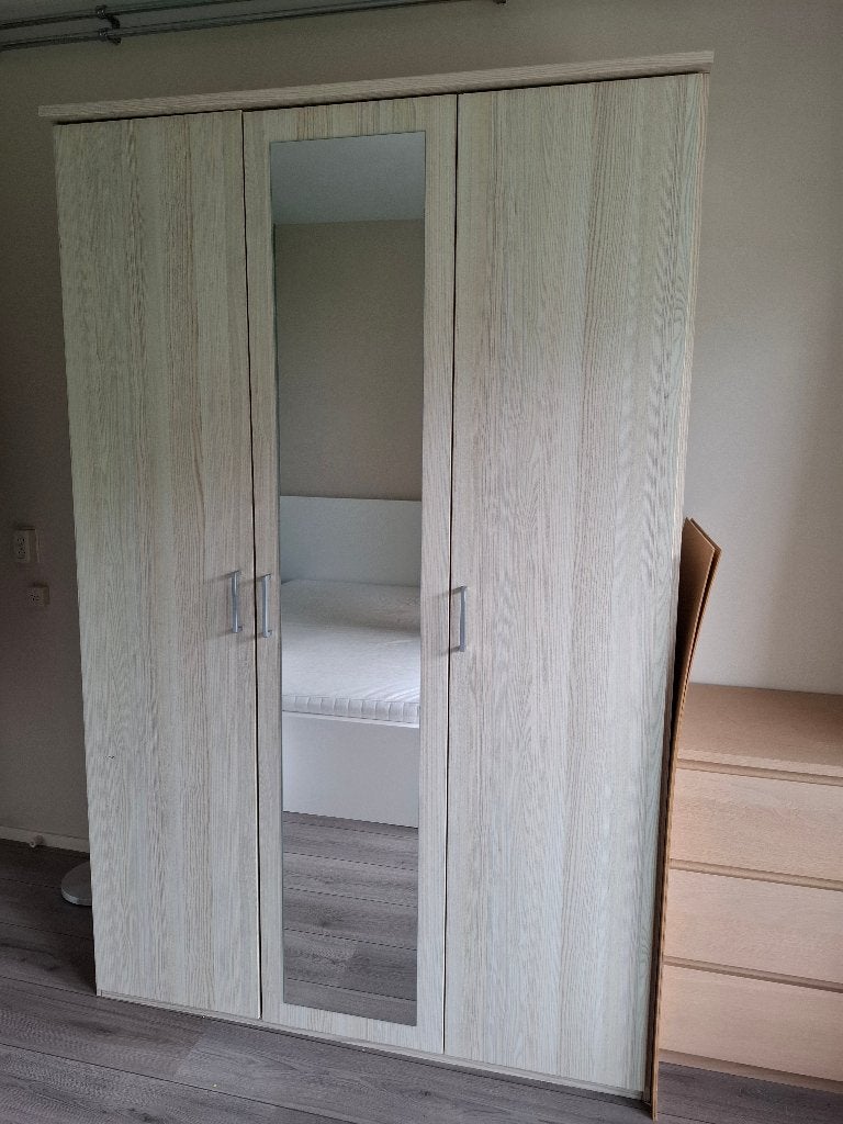 Kledingkast (drie deurs met spiegel), Huis en Inrichting, Kasten | Kledingkasten, Ophalen, Met deur(en), 100 tot 150 cm, 200 cm of meer
