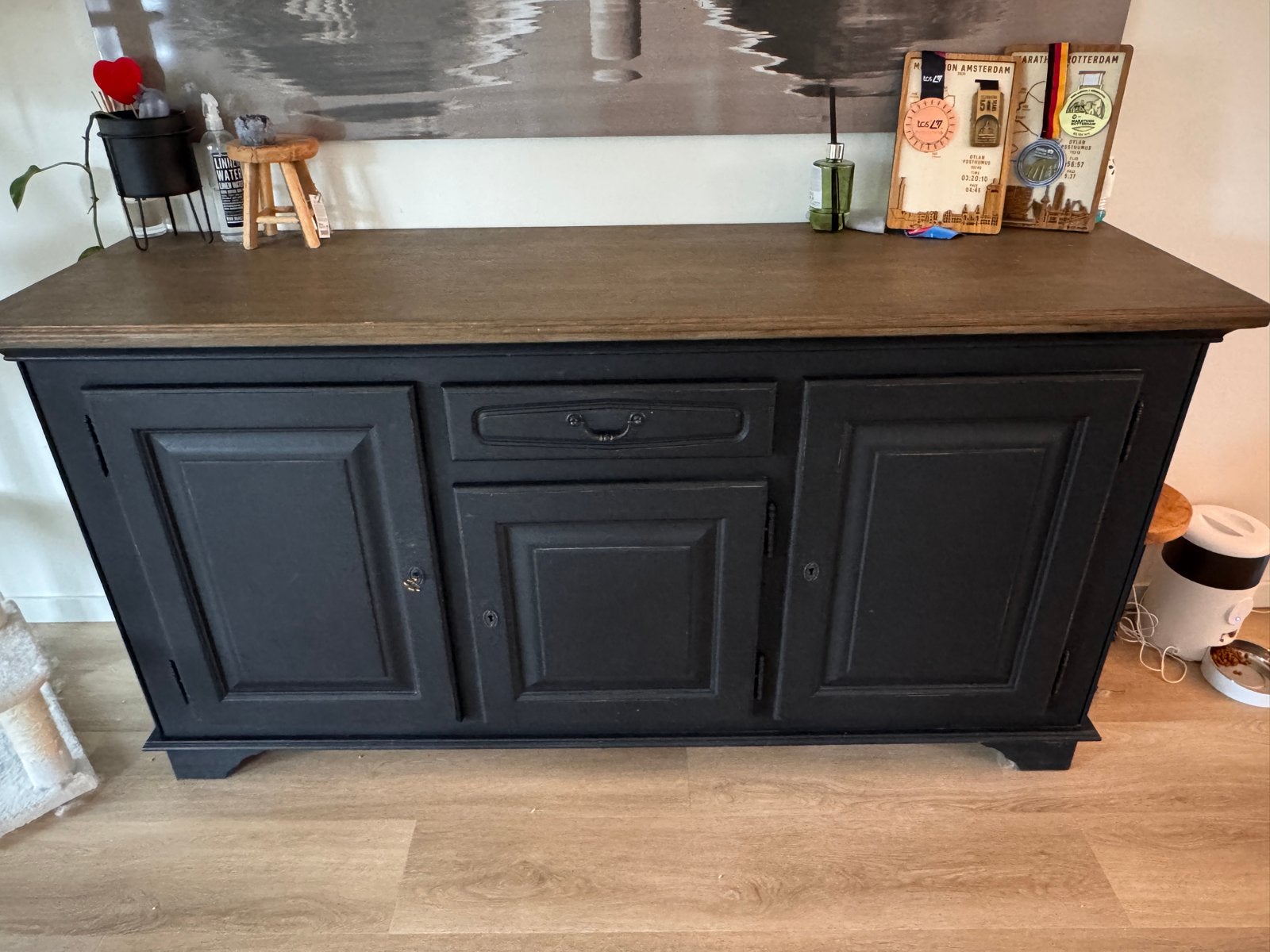 Zwart dressoir met houten blad en binnenplank, Huis en Inrichting, Kasten | Dressoirs, Ophalen, Gebruikt, 150 tot 200 cm, Met lade(s)