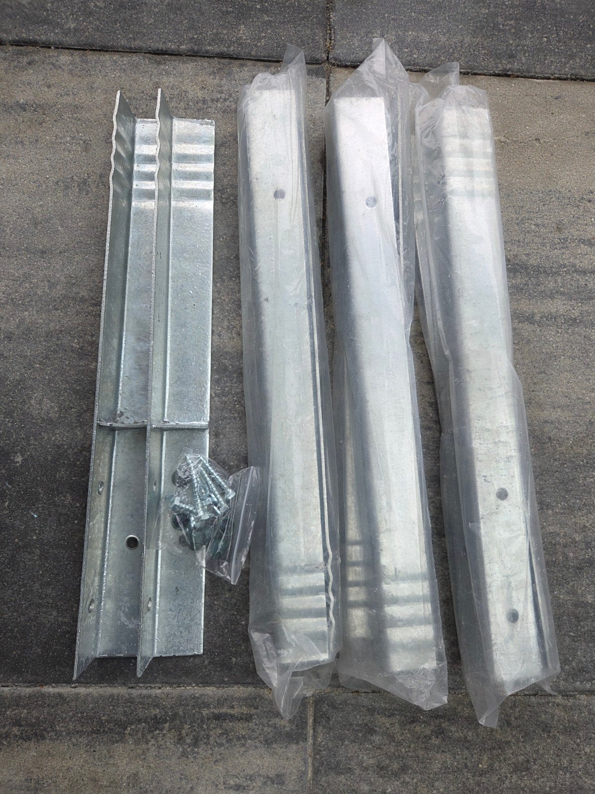Verzinkte paalhouders met schroeven - Nieuw, Ophalen of Verzenden, Nieuw, 250 mm of meer, Overige typen