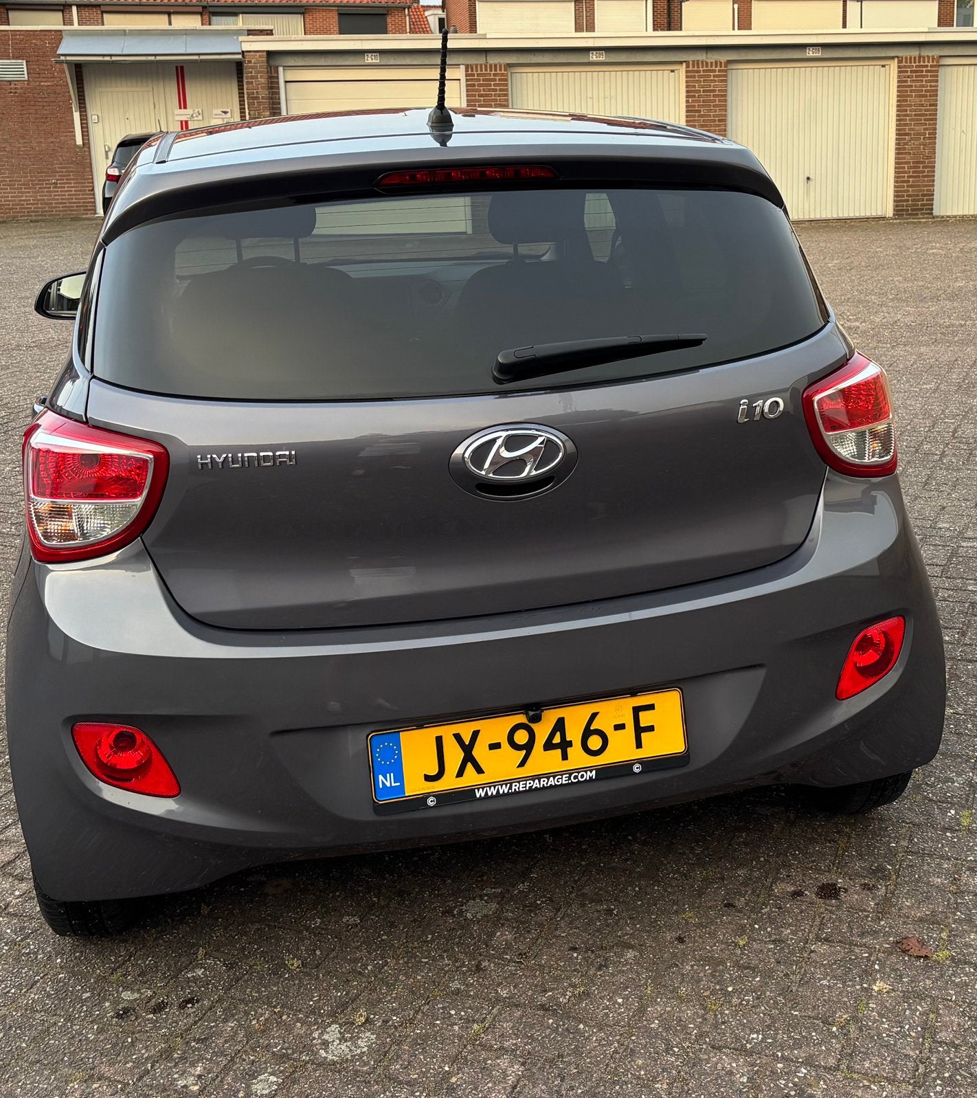 Hyundai i10 1.0i 66pk 2017 Grijs. 1e Eigenaar Schadevrij, 31 €/maand, 4 stoelen, 23 km/l, Origineel Nederlands