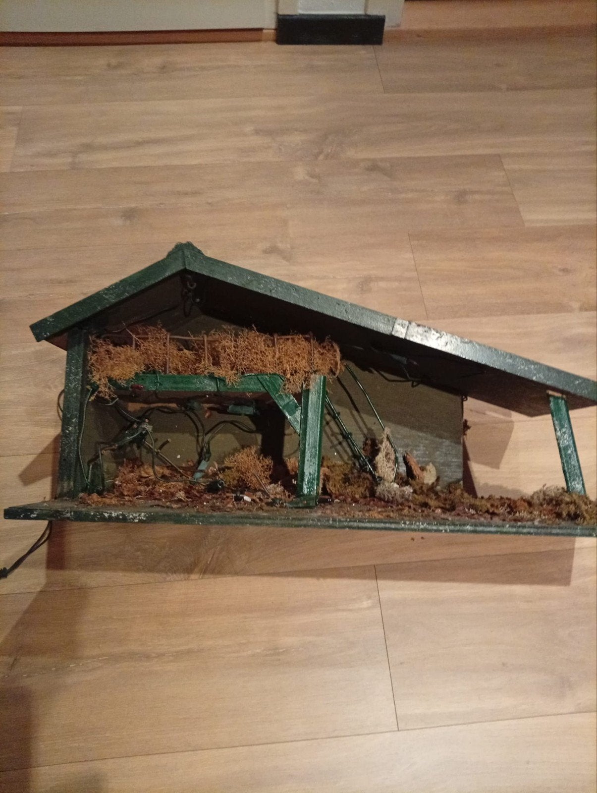 Oude kerststal met beeldengroep, Ophalen