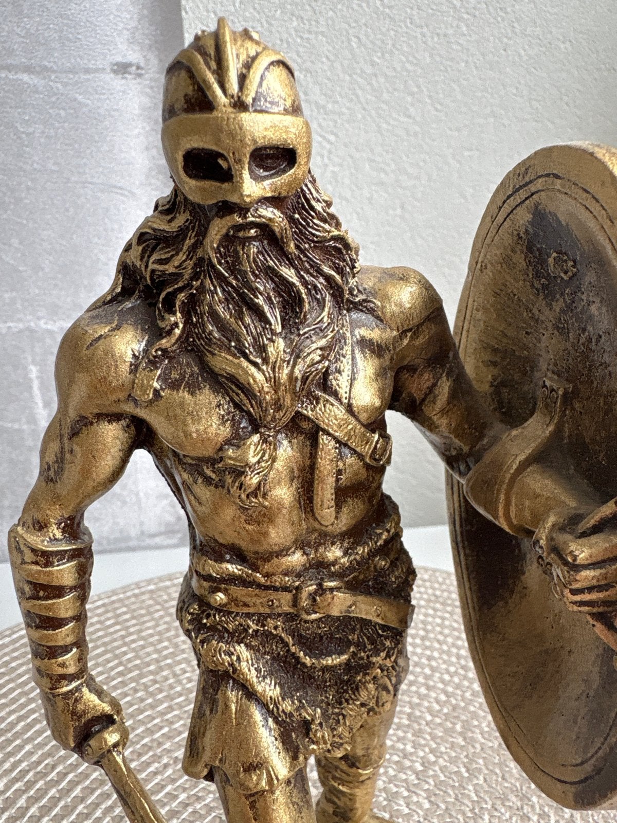 Foto 2 van Gouden Viking Beeldje met Schild en Zwaard