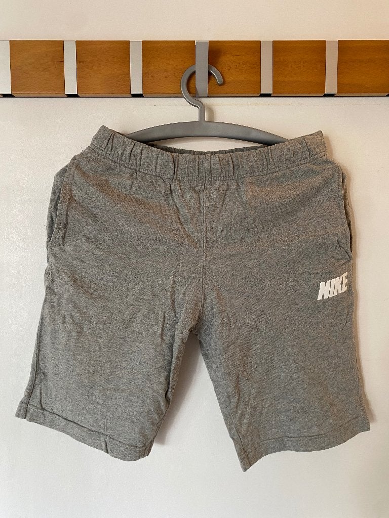 Nike shorts - Size S, Kleding | Heren, Broeken en Pantalons, Nike, Ophalen of Verzenden, Grijs, Gedragen
