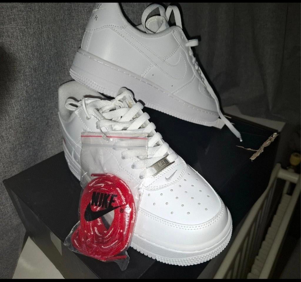 Nike Air Force 1 Low Supreme White - Maat 39, Kleding | Heren, Schoenen, Wit, Nike, Nieuw, Ophalen of Verzenden