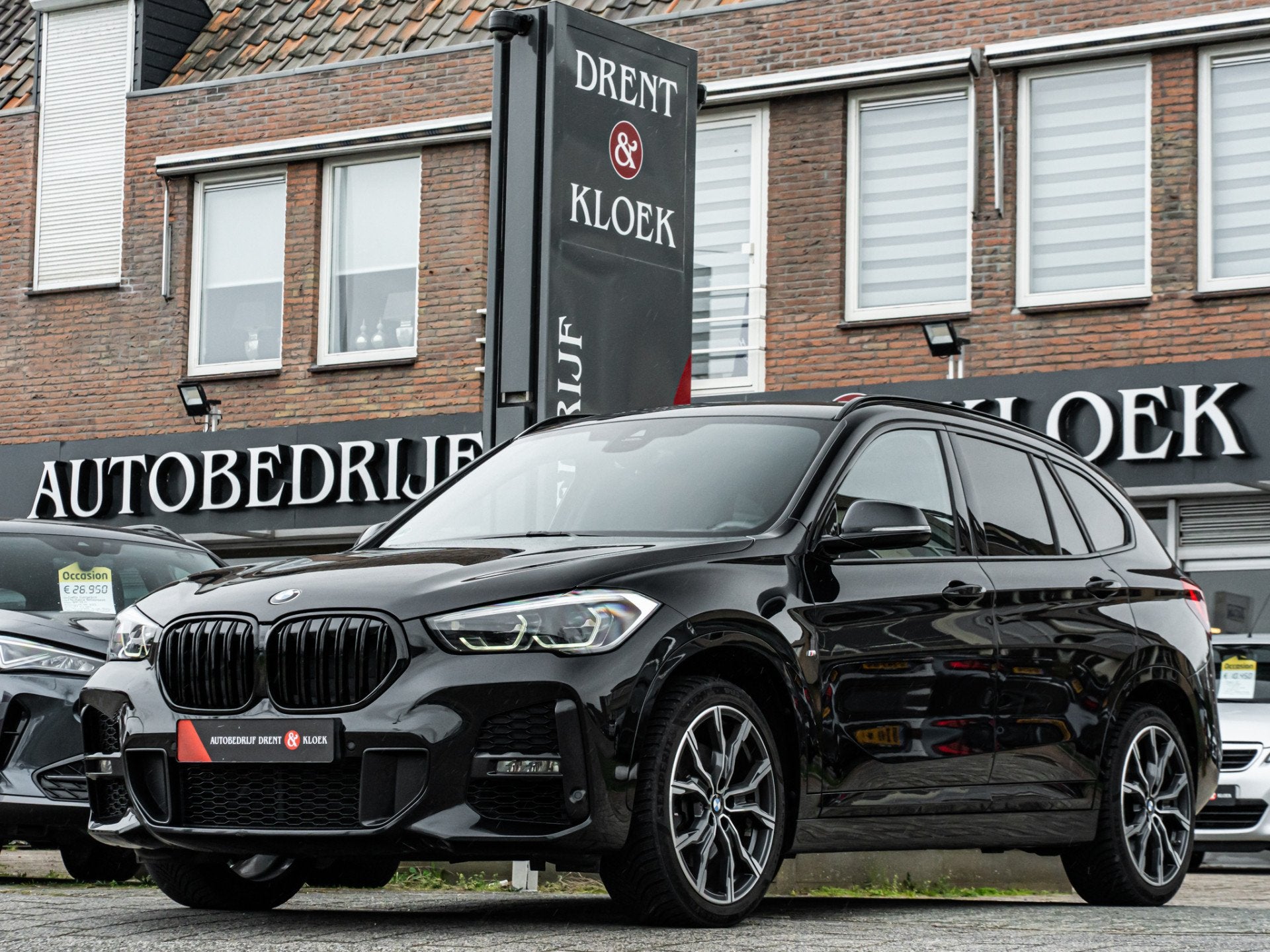 BMW X1 xDrive20i High Exe M-Sport PANO 19 INCH HARMAN KARDON, Auto's, 1998 cc, Gebruikt, 2000 kg, Zwart