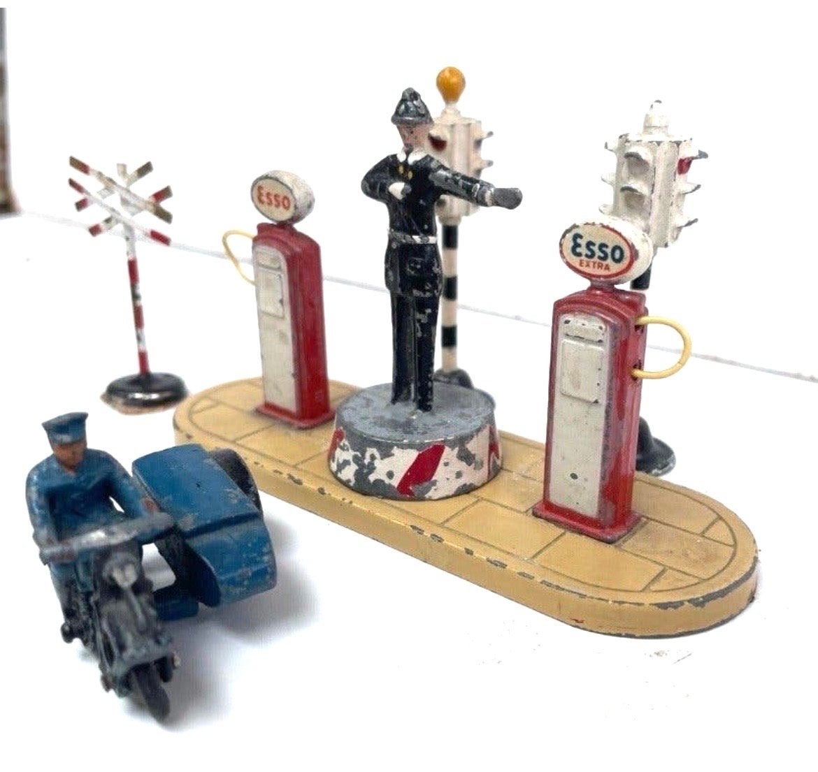 Vintage Meccano Dinky Toys set: Esso pomp, verkeersregelaar,, Ophalen of Verzenden