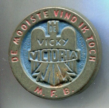 De Vicky Victoria M.F.B. zilverkleurig broche ( G_145), Verzamelen, Speldjes, Pins en Buttons, Verzenden, Zo goed als nieuw, Transport