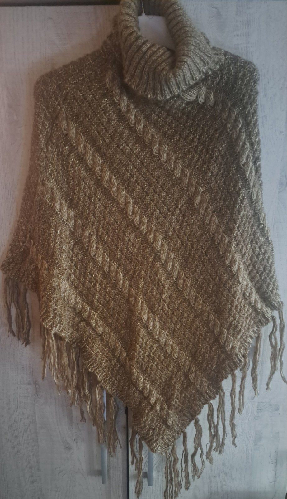 Nieuwe beige poncho - one size fits all, Kleding | Dames, Ophalen of Verzenden, Nieuw, Maat 42/44 (L), Beige