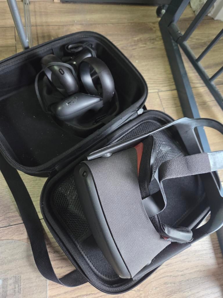 Oculus Quest VR-bril met controllers en draagtas, Ophalen of Verzenden, Gebruikt, VR-bril, Overige platformen