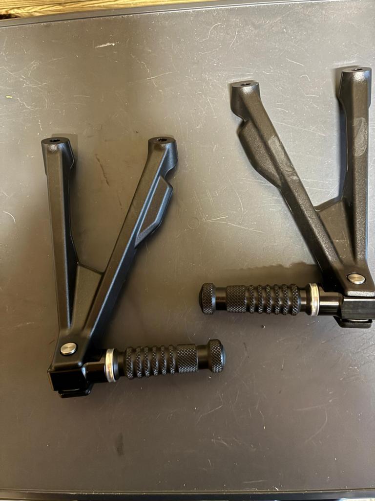 BMW M1000R Passagiers voetsteunen, Motoren, Onderdelen | Overige, Ophalen of Verzenden, Nieuw