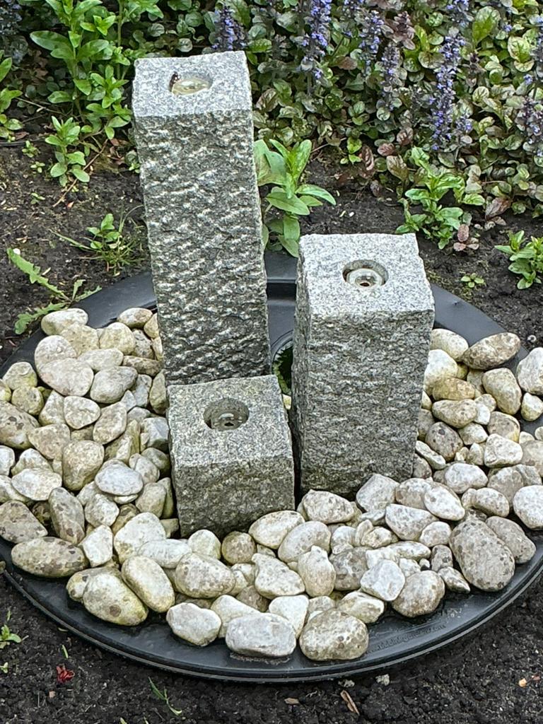 Tuinfontein drie granieten zuilen, Ophalen, Beton, Waterornament