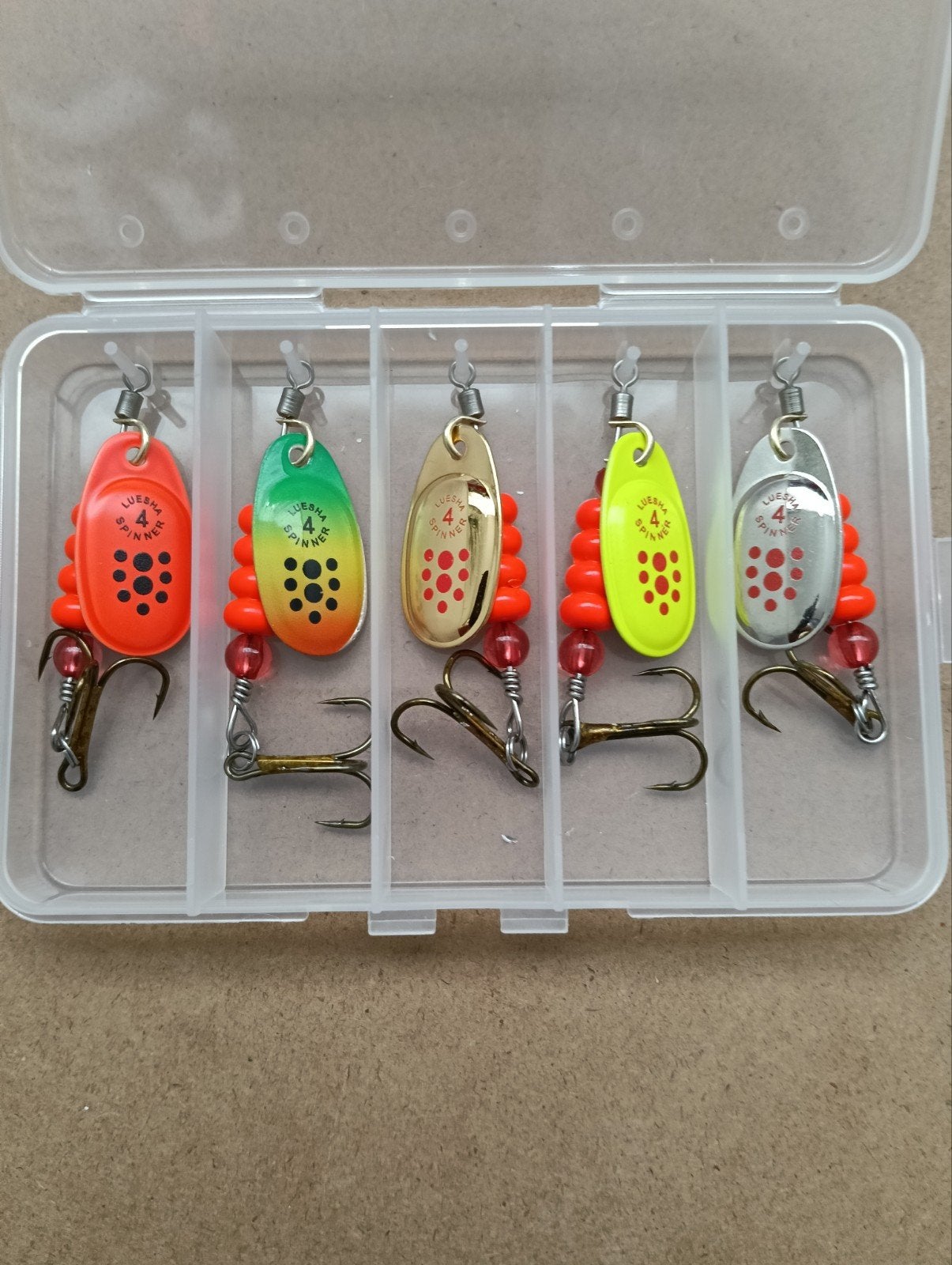 5 Spinners in diverse kleuren met opbergbox, Ophalen of Verzenden, Nieuw, Kunstaas