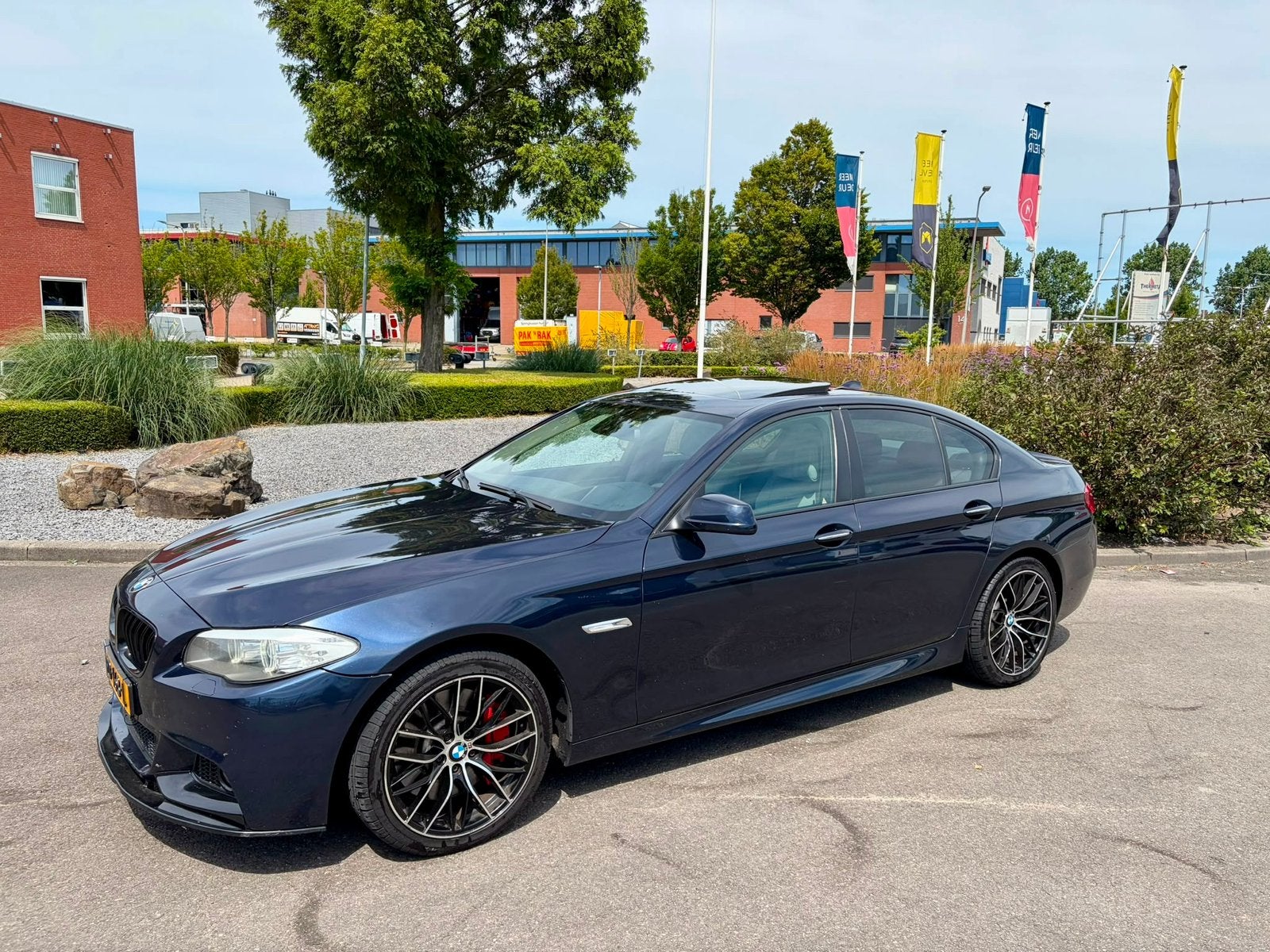 BMW 550i V8 BITURBO 408PK M5-PAKKET/4 UITLATEN/XENON/NAVI/, Bedrijf, Te koop