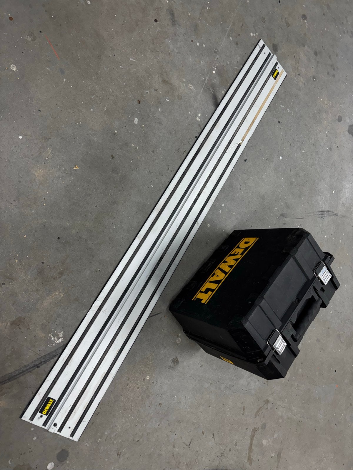 Dewalt Cirkelzaag DWE576 met Geleiderail en Koffer, Gebruikt, Cirkelzaag, Ophalen of Verzenden, 30 tot 70 mm