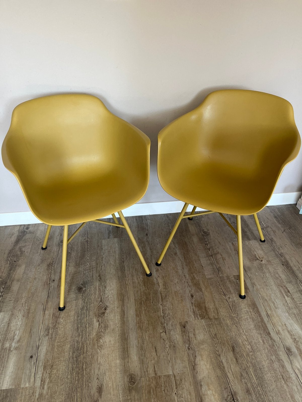 Prachtige okergele  kuipstoelen - echte eyecatchers!, Huis en Inrichting, Stoelen, Ophalen, Kunststof, Gebruikt, Twee