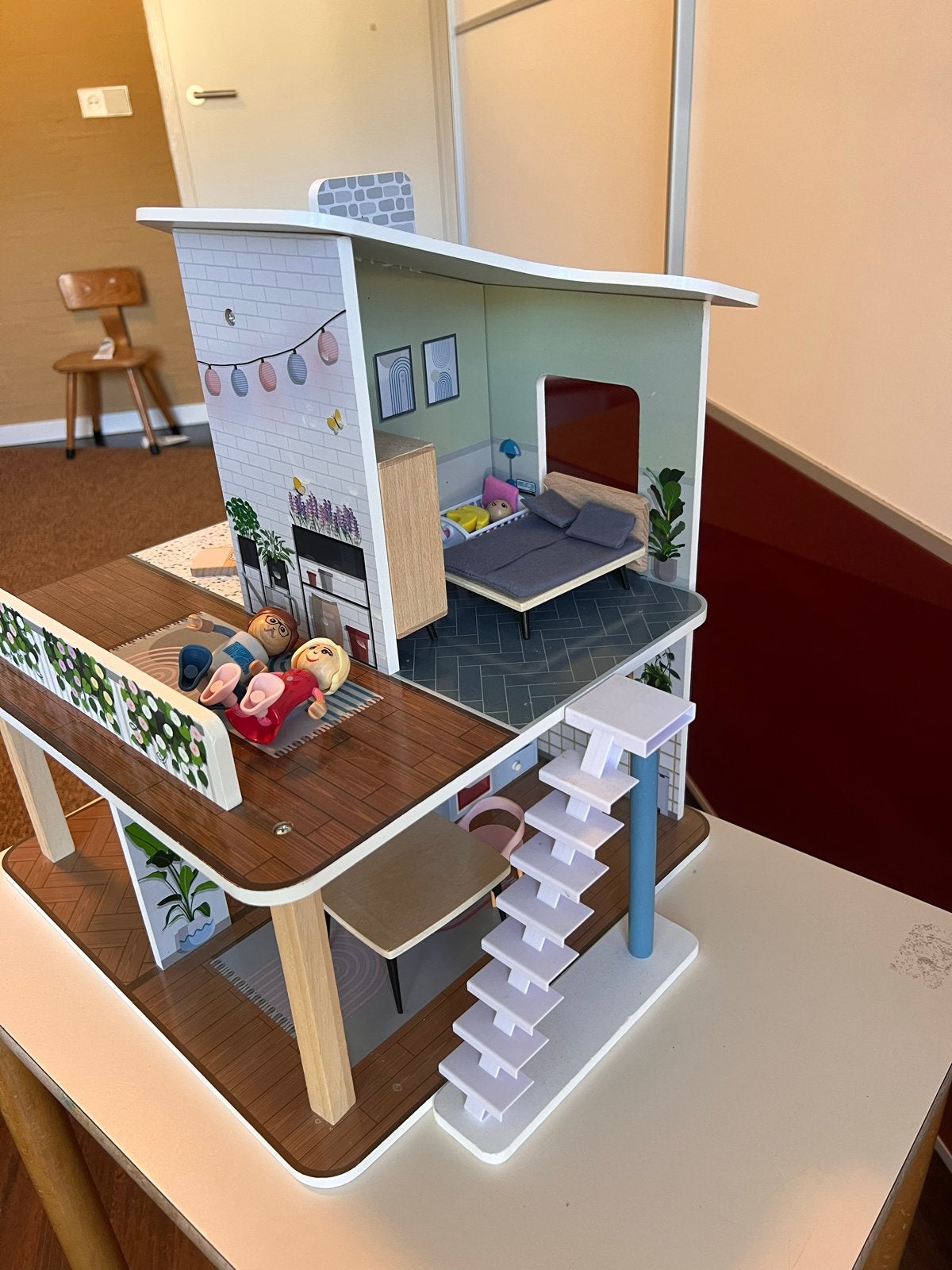 Modern Houten Poppenhuis met Meubels en Poppen, Ophalen, Zo goed als nieuw, Poppenhuis