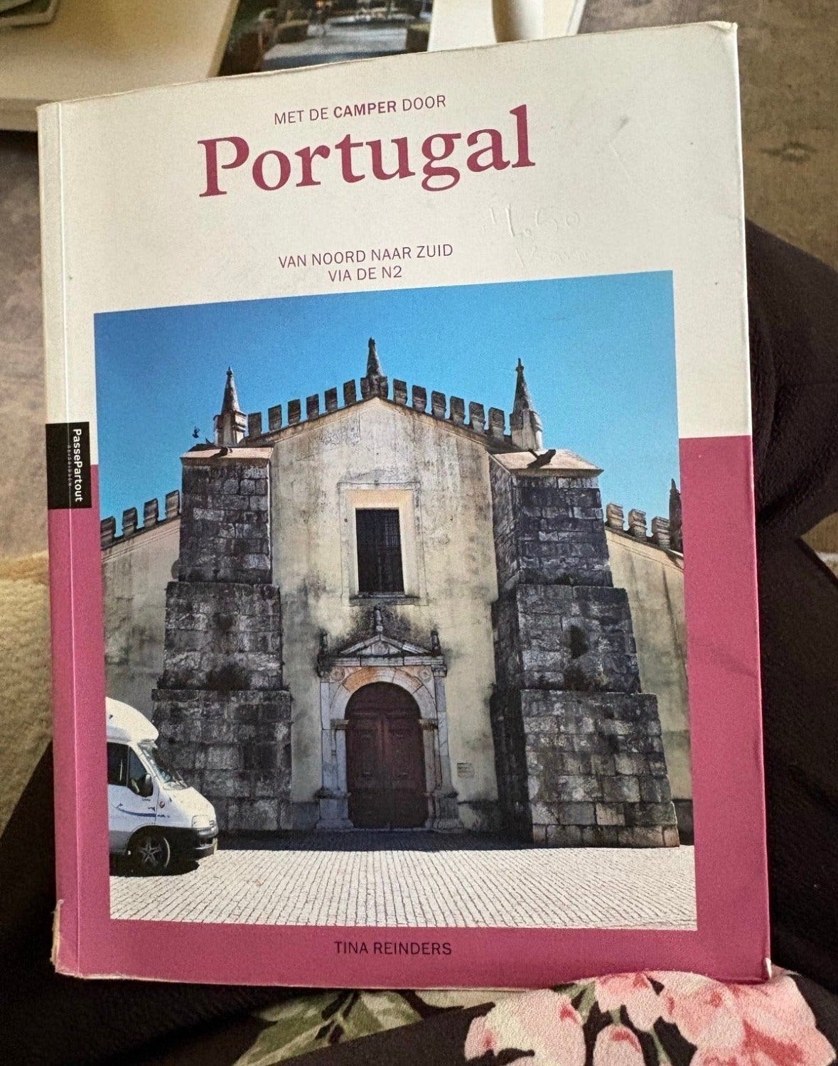 Met de camper door Portugal: Van Noord naar Zuid via de N2, Boeken, Europa, Ophalen of Verzenden, Reisgids of -boek, Gelezen