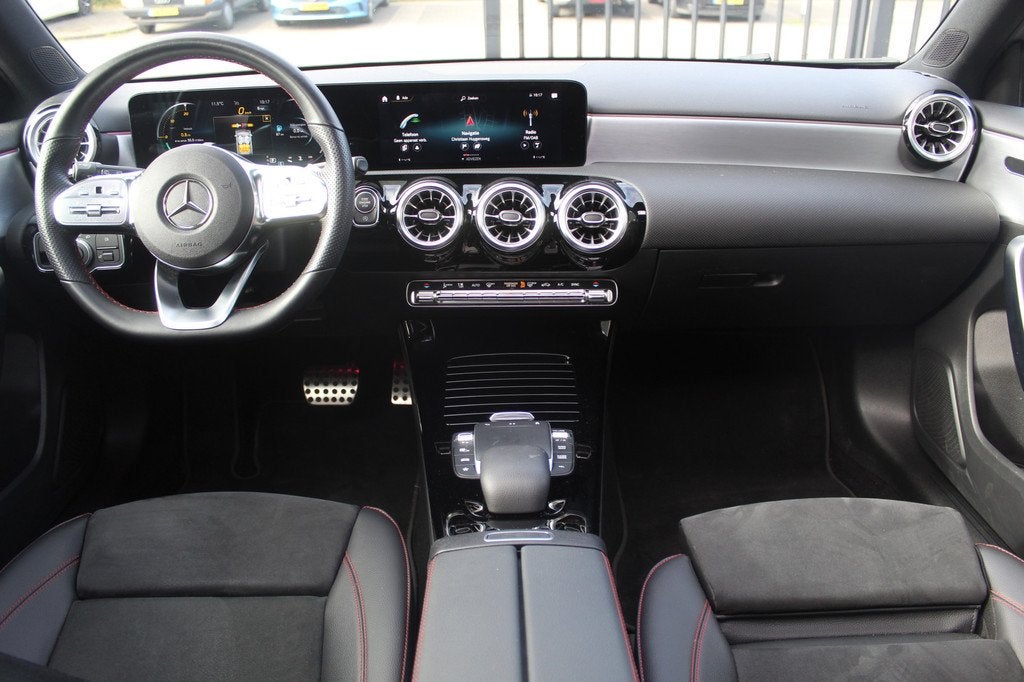 Mercedes-Benz A-Klasse 180 AMG Night pakket Panoramadak/Stoe, Auto's, Mercedes-Benz, 12 maanden, Gebruikt, 4 cilinders, Bedrijf