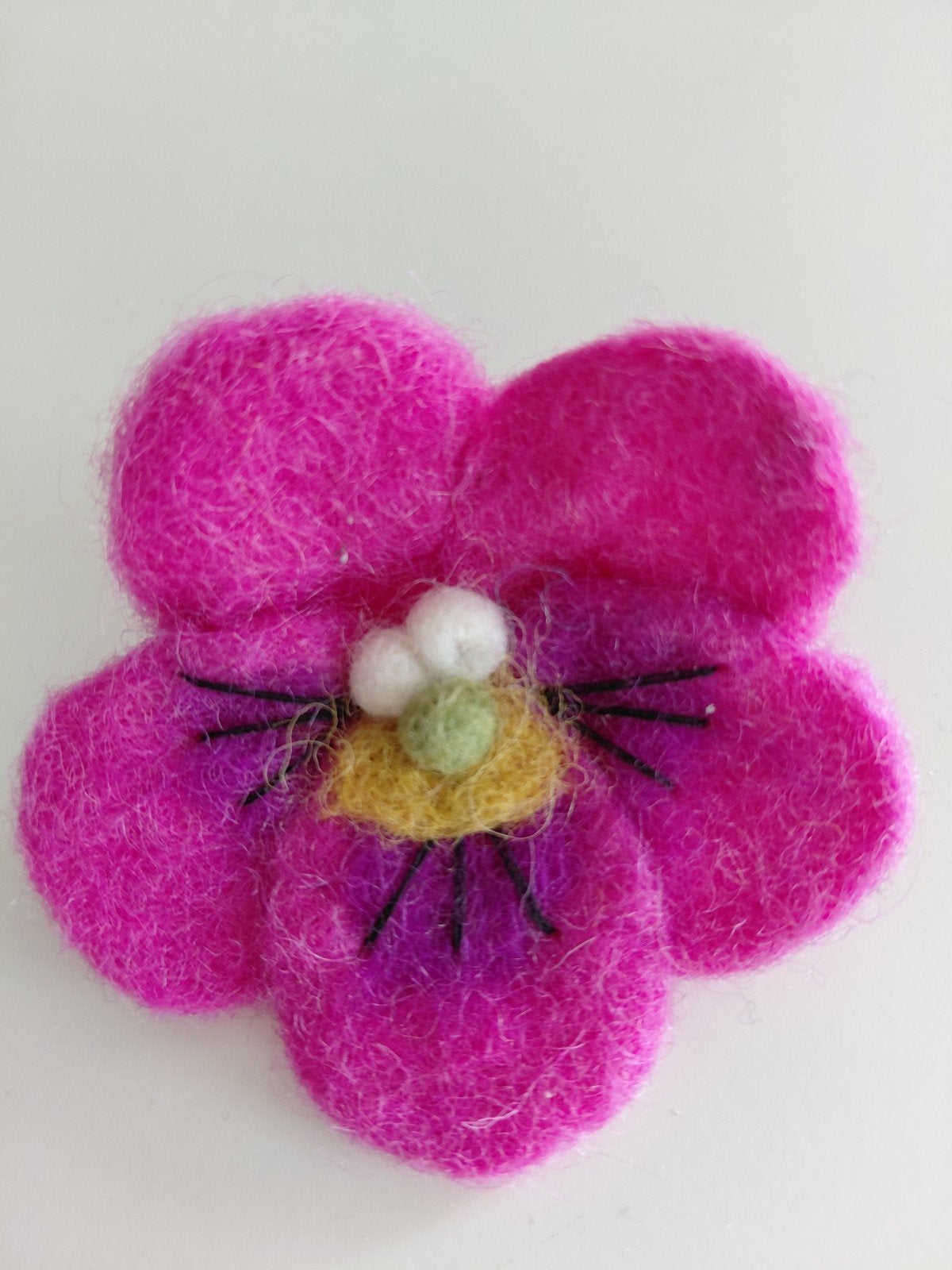 Schattige roze broche, viooltje, Overige materialen, 4 tot 7 cm, Ophalen of Verzenden, Zo goed als nieuw