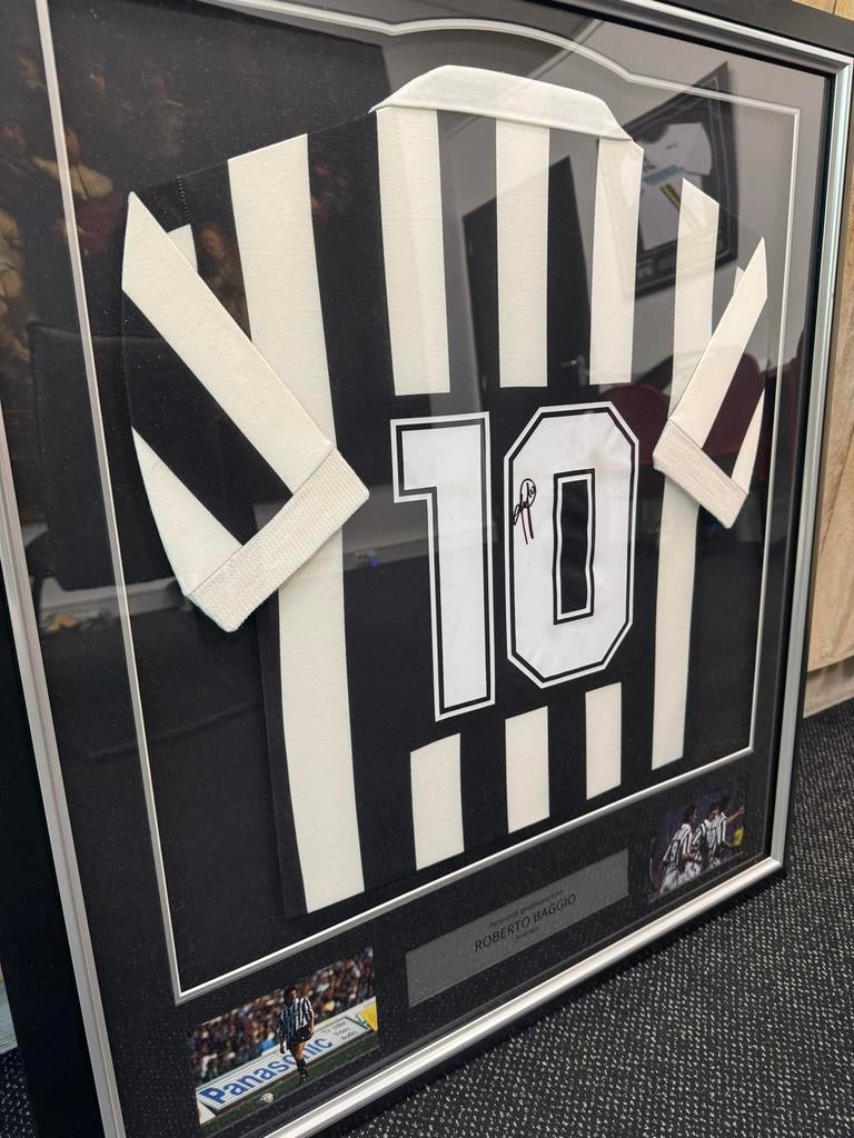 5 gesigneerde voetbalshirts ingelijst, met certificaat, Verzamelen, Sportartikelen en Voetbal, Ophalen of Verzenden, Zo goed als nieuw