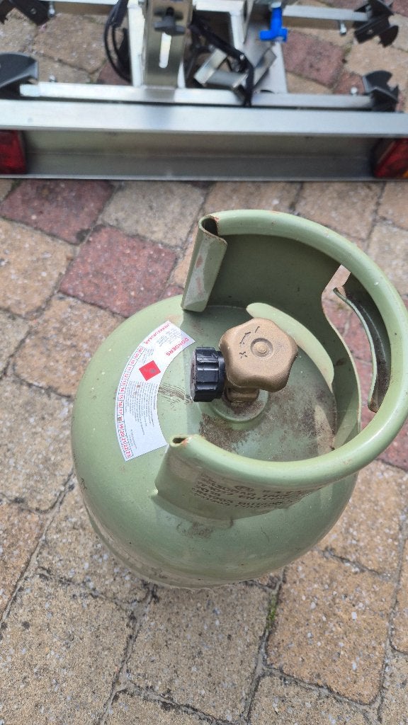 Grote gasfles nog half gevuld, Ophalen, Gebruikt