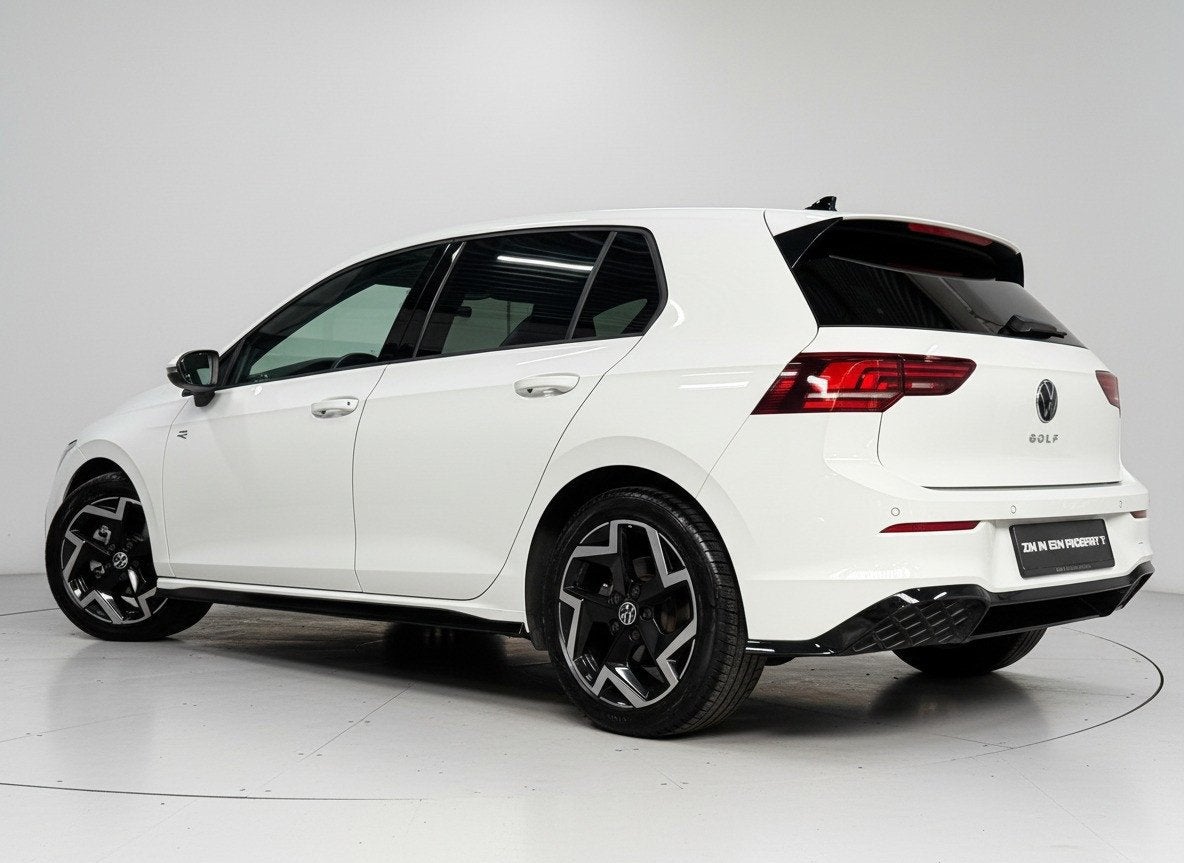 Volkswagen Golf 1.5 eTSI R-Line Edition DSG Camera carplay, Dealer onderhouden, Automatische klimaatregeling, Zwart, 4 cilinders