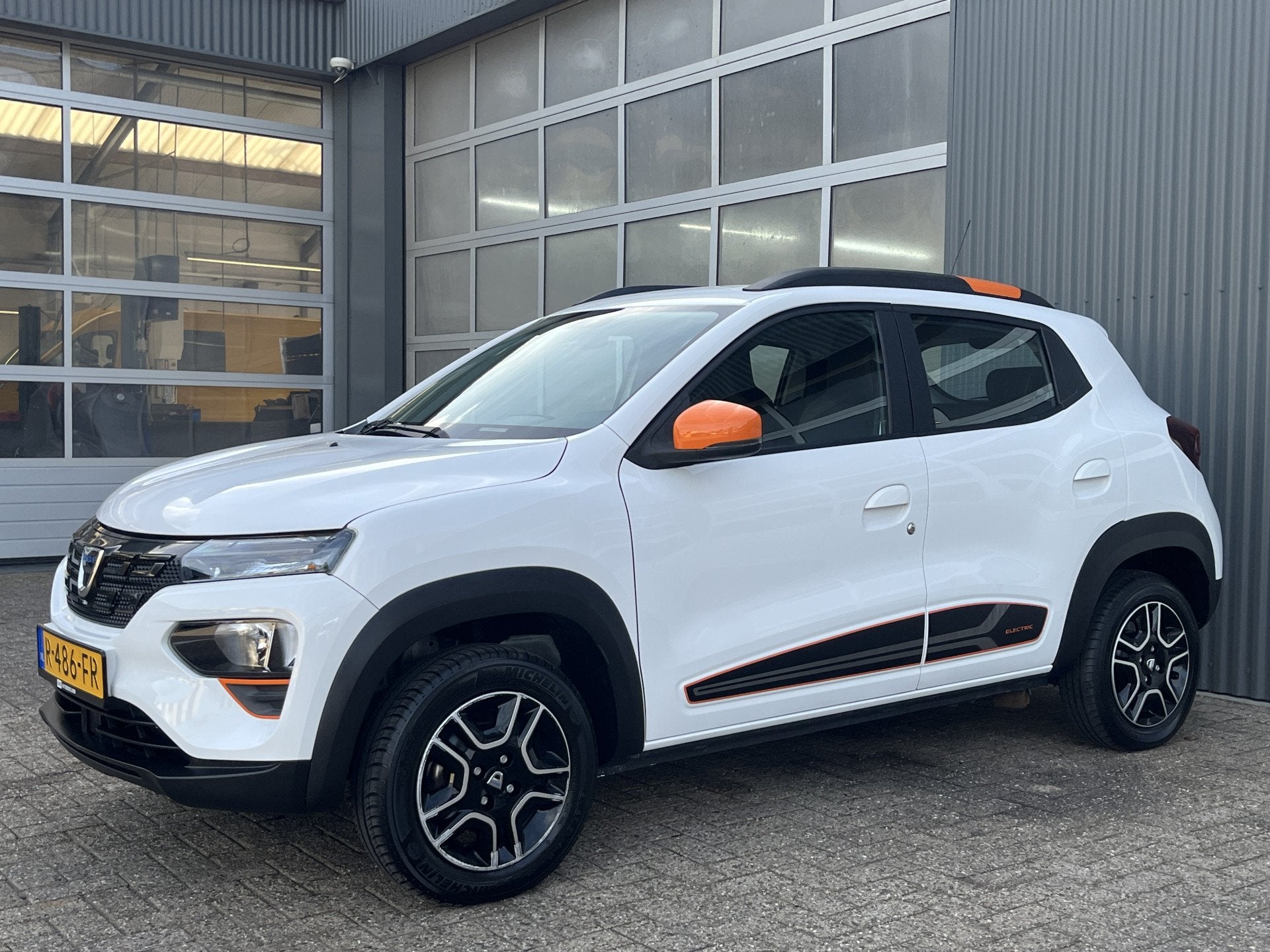 Dacia Spring Comfort Plus 27 kWh Airco Cruise controle Telef, Auto's, Gebruikt, Zwart, Parkeersensor, Te koop